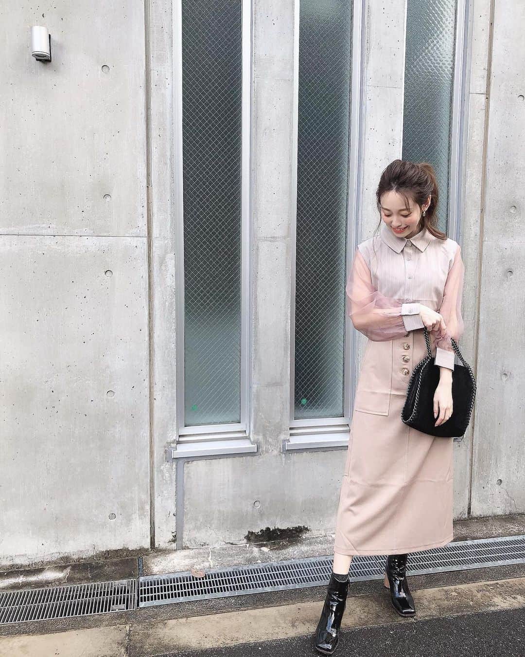 白岩まちこのインスタグラム：「≫≫👗... 𝘤𝘰𝘰𝘳𝘥𝘪𝘯𝘢𝘵𝘦 【⚠️20%off企画 】  ㅤㅤㅤㅤㅤㅤㅤㅤㅤ 今日はみんなにとっておきのお知らせ...🤭‼️ ㅤㅤㅤㅤㅤㅤㅤㅤㅤㅤㅤㅤㅤ  この後 21:30〜インスタライブをします🗣💓 ㅤㅤㅤㅤㅤㅤㅤㅤㅤㅤㅤㅤㅤ ㅤㅤㅤㅤㅤㅤㅤㅤㅤㅤㅤㅤㅤ  今回は、アパレルブランドKuihさん(@kuih_store)と コラボをして、私が選んだオススメのコーディネートを紹介します🥰✨ ㅤㅤㅤㅤㅤㅤㅤㅤㅤㅤㅤㅤㅤ  ほんでなんと‼️ ㅤㅤㅤㅤㅤㅤㅤㅤㅤㅤㅤㅤㅤㅤㅤㅤㅤㅤㅤㅤㅤㅤㅤㅤㅤㅤ ㅤㅤㅤㅤㅤㅤㅤㅤㅤㅤㅤㅤㅤ  今回コラボをするにあたり、 【20%offになる特別な割引きクーポン】も出していただきました😍✨ ㅤㅤㅤㅤㅤㅤㅤㅤㅤㅤㅤㅤㅤ  最後に記載するので必ず最後まで見てね🙈🔻  ㅤㅤㅤㅤㅤㅤㅤㅤㅤㅤㅤㅤㅤ  今日は、この後紹介するコーディネートを 一足お先に見せちゃいます🤫㊙️ ㅤㅤㅤㅤㅤㅤㅤㅤㅤㅤㅤㅤㅤ  𝘤𝘰𝘰𝘳𝘥𝘪𝘯𝘢𝘵𝘦 1 【オフィスカジュアル🏢】 ㅤㅤㅤㅤㅤㅤㅤㅤㅤㅤㅤㅤㅤㅤㅤㅤ 綺麗目なブラウスにタイトスカートを合わせたオフィスカジュアルスタイル👩🏻‍💻 オフィス意外にもデートだったり少し綺麗目にきめたい時におすすめなコーデ。  ㅤㅤㅤㅤㅤㅤㅤㅤㅤㅤㅤㅤㅤ ㅤㅤㅤㅤㅤㅤㅤㅤㅤㅤㅤㅤㅤㅤㅤㅤㅤㅤㅤㅤㅤ 𝘤𝘰𝘰𝘳𝘥𝘪𝘯𝘢𝘵𝘦 2 【カジュアルコーデ】  ジャージ素材のチュニックにニットパンツを 合わせたカジュアルなコーデ。 チュニックは前後で着れて、スナップボタンタイプになっているから、授乳中のママさんとかも着やすい🤱🏻 ナイロン素材の切替コートは、チュールとのドッキングで新鮮💓  ㅤㅤㅤㅤㅤㅤㅤㅤㅤㅤㅤㅤㅤ  𝘤𝘰𝘰𝘳𝘥𝘪𝘯𝘢𝘵𝘦 3 【週末おうちでゆったりコーデ】  ㅤㅤㅤㅤㅤㅤㅤㅤㅤㅤㅤㅤㅤ パッチワークニットのセットアップコーデ。 もちろん別々にも着れる◎ トップスはシンプルなボトムに合わせても 一気にこなれ感が出るし、 ボトムもウエストがリブになってるから 楽に着れて、ワイドシルエットやから下半身が気になる方にも◎  ㅤㅤㅤㅤㅤㅤㅤㅤㅤㅤㅤㅤㅤ  今回のライブでは、私がお洋服を選ぶ時のポイントや、今回のコーデのポイントをお話します🙈💓 ㅤㅤㅤㅤㅤㅤㅤㅤㅤㅤㅤㅤㅤ  ㅤㅤㅤㅤㅤㅤㅤㅤㅤㅤㅤㅤㅤ ライブ後にはお洋服の詳細をストーリーからも見れるようにしとくね✈️ ㅤㅤㅤㅤㅤㅤㅤㅤㅤㅤㅤㅤㅤ ㅤㅤㅤㅤㅤㅤㅤㅤㅤㅤㅤㅤㅤ  そして最後にこれが言いたかった🤩‼️ ㅤㅤㅤㅤㅤㅤㅤㅤㅤㅤㅤㅤㅤ ㅤㅤㅤㅤㅤㅤㅤㅤㅤㅤㅤㅤㅤ  今回の【20%offクーポン】について🥰🎉🎟 ㅤㅤㅤㅤㅤㅤㅤㅤㅤㅤㅤㅤㅤ  🎫クーポンコード.....machichas_kuih 🗓有効期限...本日〜2月28日(日)  ㅤㅤㅤㅤㅤㅤㅤㅤㅤㅤㅤㅤㅤ ㅤㅤㅤㅤㅤㅤㅤㅤㅤㅤㅤㅤㅤ ㅤㅤㅤㅤㅤㅤㅤㅤㅤㅤㅤㅤㅤ 公式サイトからの購入で、決済画面の時に このクーポンコードを入れてもらうと 【 全商品 20%off 】になります😭👏🏻✨ ㅤㅤㅤㅤㅤㅤㅤㅤㅤㅤㅤㅤㅤ  ㅤㅤㅤㅤㅤㅤㅤㅤㅤㅤㅤㅤㅤ クーポンコードは1人一回までなので、 よーく吟味して、買い忘れがないかちゃんとチェックしてね🥰✨  ㅤ  みんながお得にお買い物を楽しんでくれたら嬉しい😍✨  ㅤㅤㅤㅤㅤㅤㅤㅤㅤㅤㅤㅤㅤ  なにかご質問があれば、こちらにコメントしてもらえるとライブ中にお答えします📣💓 ㅤㅤㅤㅤㅤㅤㅤㅤㅤㅤㅤㅤㅤ ㅤㅤㅤㅤㅤㅤㅤㅤㅤㅤㅤㅤㅤ ㅤㅤㅤㅤㅤㅤㅤㅤㅤㅤㅤㅤㅤ ㅤㅤㅤㅤㅤㅤㅤㅤㅤㅤㅤㅤㅤ じゃあこの後待ってるね〜😘👋🏻 ㅤㅤㅤㅤㅤㅤㅤㅤㅤㅤㅤㅤㅤ ㅤㅤㅤㅤㅤㅤㅤㅤㅤㅤㅤㅤㅤ ㅤㅤㅤㅤㅤㅤㅤㅤㅤㅤㅤㅤㅤ ㅤㅤㅤㅤㅤㅤㅤㅤㅤㅤㅤㅤㅤ ㅤㅤㅤㅤㅤㅤㅤㅤㅤㅤㅤㅤㅤ  #春服#春先取り#春ファッション#春服コーデ #全身コーデ#オフィスカジュアル #大人カジュアルコーデ#今日のコーディネート#大人ファッション#大人シンプル #きょコ#アラサーコーデ #プチプラファッション#プチプラコーデ #着回しコーデ#着回し#kuihst#kuih#クイ#AD」