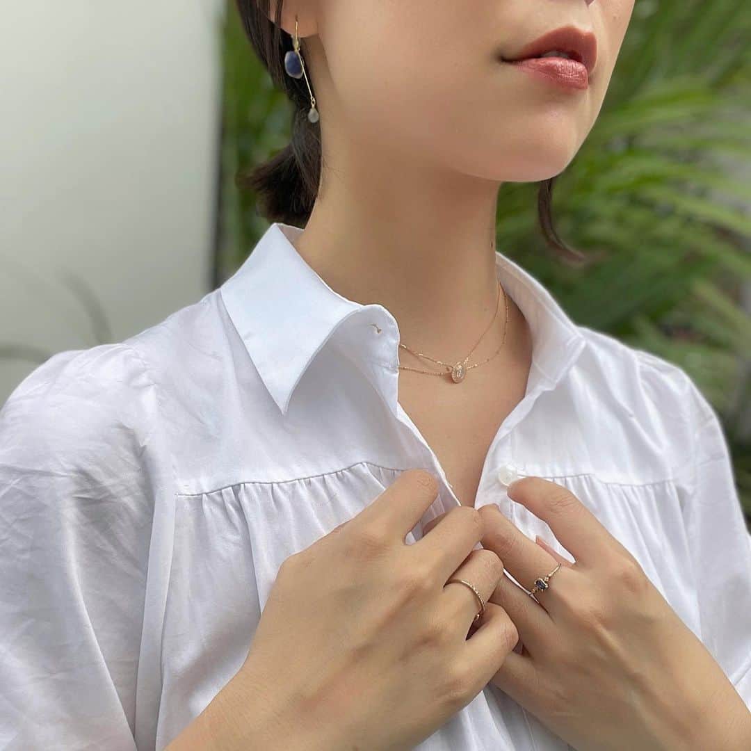 林村ゆかりのインスタグラム：「今日はこんな華奢なアクセサリー気分だった🌿 カルティエとノーブランド。  #accessories#ootd」