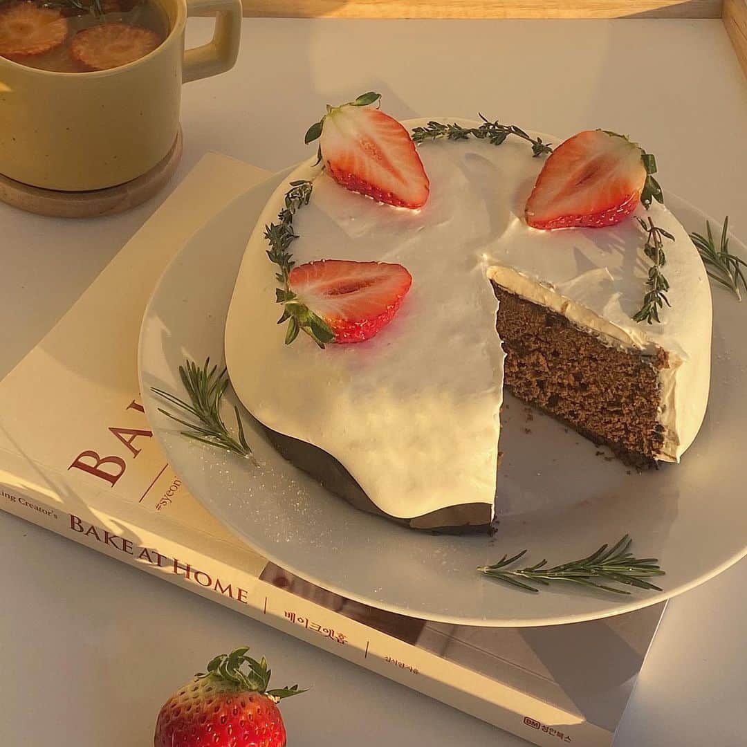 岡元優香さんのインスタグラム写真 - (岡元優香Instagram)「おうちカフェしたよ☕️  strawberry chocolate cake ,,🍫  @miel_ukiha さんの ケーキにトッピングしました🤎  美味しかったああ〜！  #バレンタイン #valentine  #happyvalentinesday #strawberrychocolatecake  #おうちカフェ #おうちかふぇ」2月17日 20時39分 - ___o3yuka._
