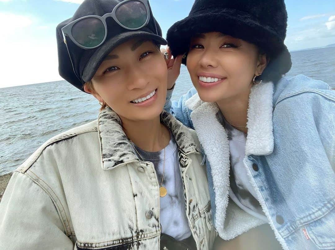 のインスタグラム：「Big smile🦷🐮 一緒にいるとめちゃめちゃ楽しい💕 w/ @curlybaby_lilika  いつもありがとう🥰  先日ザ・ホワイトデンタルクリニック🤍 に行ってきました👼🏼 永山先生を筆頭にスタッフさんも親切でリラックスして治療が受けられるおすすめの歯医者さん🏥✨ 前回の虫歯治療が無事終わり、歯のクリーニングをしてもらいました😌🌙 ご飯が美味しく安心して食べられるって幸せ😭😭😭♥️改めて歯を大事にしようと思った🙌🏽  ホワイトニンクの型取りもしてもらったから、これからホームホワイトニング！🏡🦷✨」