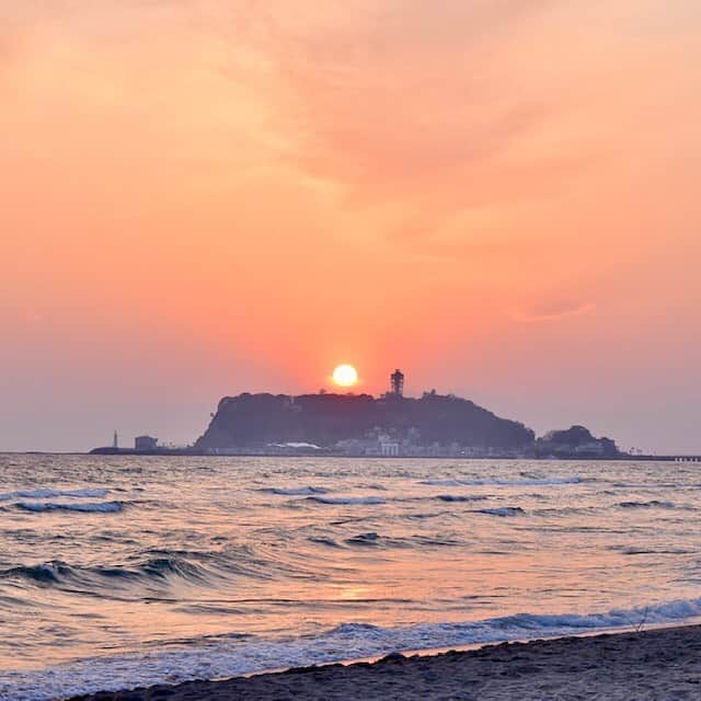 江の島・鎌倉 ナビさんのインスタグラム写真 - (江の島・鎌倉 ナビInstagram)「江の島に日が沈む。 そんな日は七里ガ浜に行きたくなります。  ※この写真は過去に撮影したものです。 photo by @yuki__nstagram  #七里ガ浜 #七里ヶ浜 #空 #江ノ電 #江の島 #鎌倉 #江の島鎌倉 #shichirigahama #enoden #enoshima #kamakura #enoshimakamakura #kanagawa #japan」2月17日 20時41分 - enokama