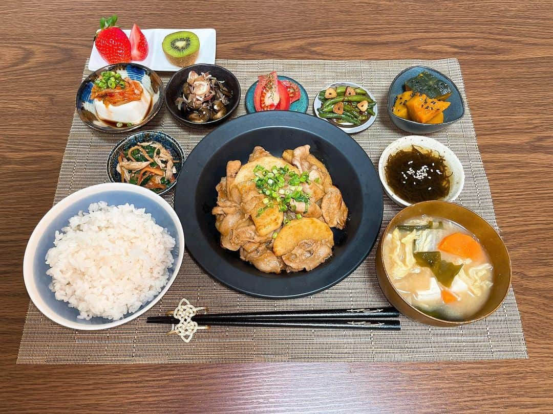 こっちゃんのインスタグラム：「1/29ご飯🍚（今更）  メインは長芋と豚肉の甘辛炒め🥢 キムチ冷奴が好きすぎて、（味も色味も）困ったらキムチのせてる🥲そろそろ乗せるもの変えよ😅 . . . . . . #長芋レシピ  #長芋  #もずく #冷奴 #かぼちゃの煮物  #いんげん  #なす  #ささみレシピ  #おうちごはん #夜ご飯 #自炊 #サッカー選手のごはん  #アスリート飯  #おうち時間 #ふたりごはん  #食卓 #お家ご飯 #よるごはん #晩ご飯 #献立 #献立日記 #アスリート #アスリートご飯 #手料理 #作り置き #副菜 #カターレ富山  #kataller」