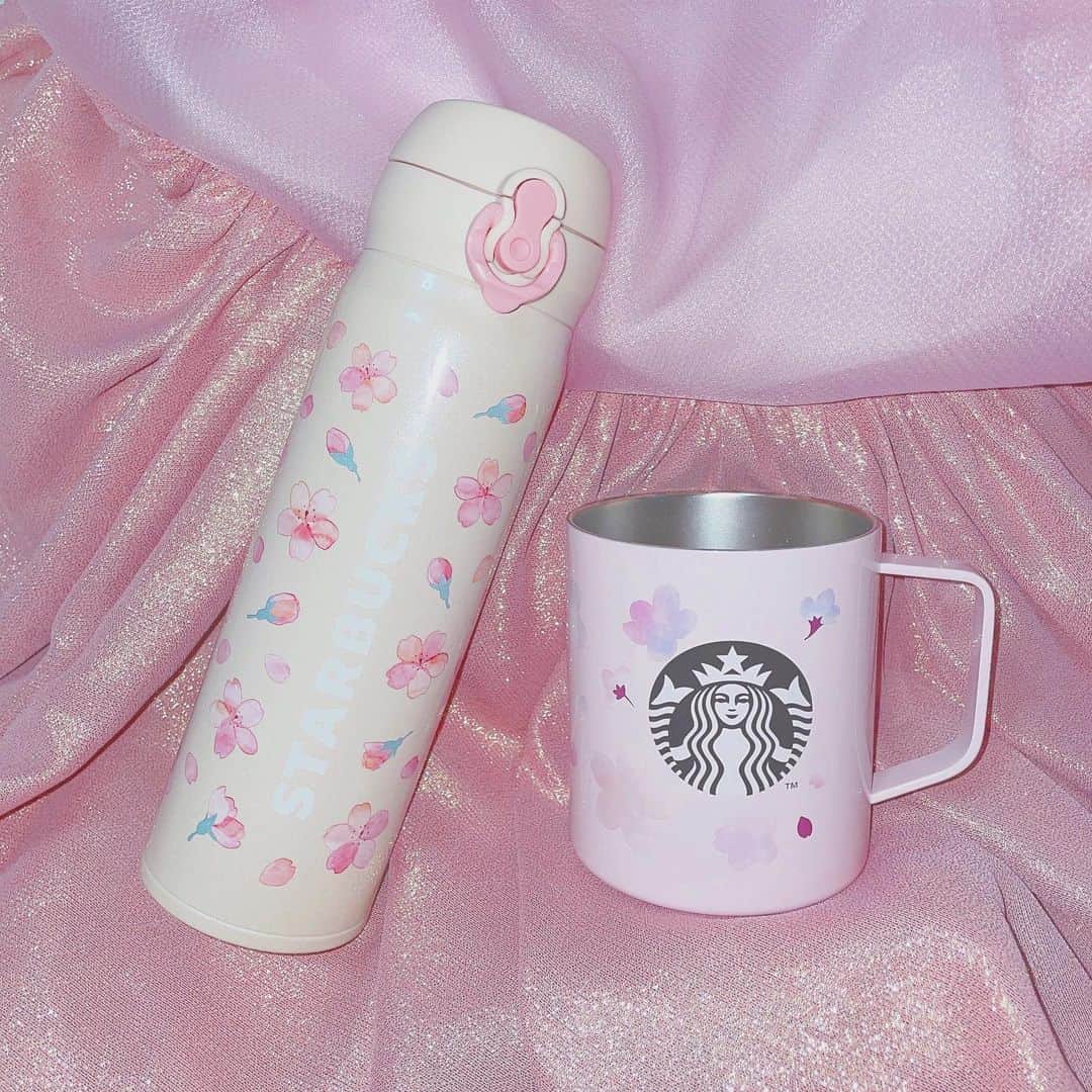 のインスタグラム：「♥︎ ・ ・ Starbucks さくらグッズ🌸 全種集めたい、、、 どうしよう、、、 ・ ・ ・ #Starbucks #スタバ #スターバックス #さくら #桜 #サクラ #マグ #ボトル」