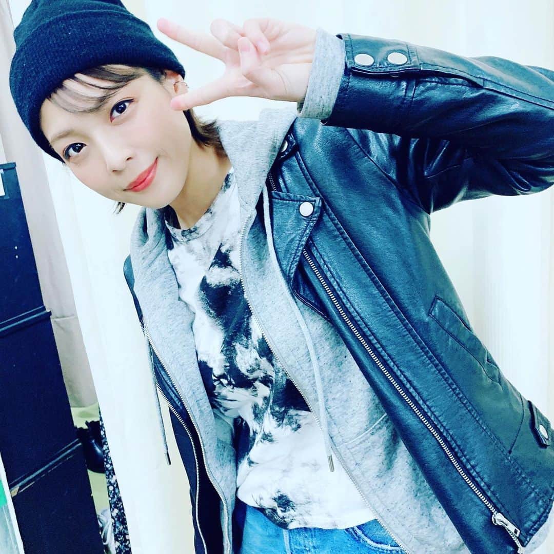 永吉明日香のインスタグラム：「ミケちゃん。 稽古で細川さんから育ちの良さが出てます。と言われて(笑)、ミケは人間の底の底だよって言われ続けました。 人生で初めてのスロットも経験しました。笑 柄の悪い人を見ては、目つきや姿勢、歩き方や口の開け方を真似してました。笑 服装はとってもボーイッシュでした。履いてるボトムの膝の穴は、舞台中だらしない座り方をしてたのでどんどん大きくなりました。衣装さんに申し訳ないです。 ミケちゃん、楽しかったなあ。 ありがとうございました👖 #ふぉとばい幸村先生#千夜に八千代に🙏」