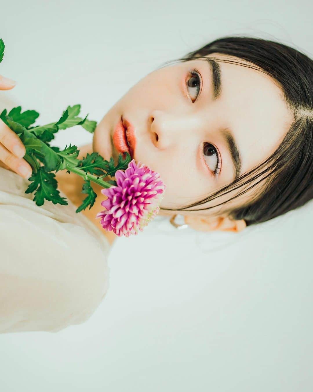 大木光さんのインスタグラム写真 - (大木光Instagram)「皆様はヘアとメイクどちらを先にお支度されていますか？ 僕は先に"ヘア"からをオススメ◎ . それは髪の毛が綺麗に仕上がっていると 自然にお顔の悩みや不安が減ります。 そのため髪の毛から仕上げる事で "やりすぎ感"のないメイクに仕上がりやすくなります！ . 逆にメイクをばっちりした後にヘアを決めると、なんだか"頑張りました"感が強く出てしまう事も。 . しかし、その日のコンディションや一番目に立たせたいパーツや髪の毛のポイントがあれば、そこを優先させましょう！ . 又、順番を変えるだけで新しい発見やより魅力的なバランスに気づくことも。 ヘアとメイクが相まってより素敵な印象を作り上げます！ ヘアとメイクで日々の生活に彩りを。 #ヘアとメイクの関係性  #メイク#ヘアメイク#ボブ#ロブ #chanelmakeup #rmk#suqqu #threecosmetics #lauramercier」2月17日 20時44分 - hikaru027