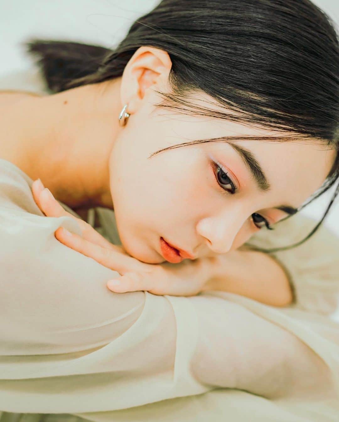 大木光さんのインスタグラム写真 - (大木光Instagram)「皆様はヘアとメイクどちらを先にお支度されていますか？ 僕は先に"ヘア"からをオススメ◎ . それは髪の毛が綺麗に仕上がっていると 自然にお顔の悩みや不安が減ります。 そのため髪の毛から仕上げる事で "やりすぎ感"のないメイクに仕上がりやすくなります！ . 逆にメイクをばっちりした後にヘアを決めると、なんだか"頑張りました"感が強く出てしまう事も。 . しかし、その日のコンディションや一番目に立たせたいパーツや髪の毛のポイントがあれば、そこを優先させましょう！ . 又、順番を変えるだけで新しい発見やより魅力的なバランスに気づくことも。 ヘアとメイクが相まってより素敵な印象を作り上げます！ ヘアとメイクで日々の生活に彩りを。 #ヘアとメイクの関係性  #メイク#ヘアメイク#ボブ#ロブ #chanelmakeup #rmk#suqqu #threecosmetics #lauramercier」2月17日 20時44分 - hikaru027