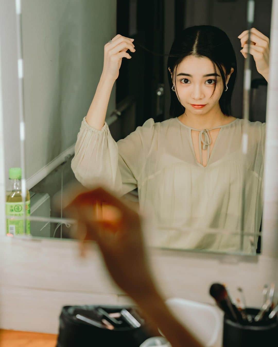 大木光さんのインスタグラム写真 - (大木光Instagram)「皆様はヘアとメイクどちらを先にお支度されていますか？ 僕は先に"ヘア"からをオススメ◎ . それは髪の毛が綺麗に仕上がっていると 自然にお顔の悩みや不安が減ります。 そのため髪の毛から仕上げる事で "やりすぎ感"のないメイクに仕上がりやすくなります！ . 逆にメイクをばっちりした後にヘアを決めると、なんだか"頑張りました"感が強く出てしまう事も。 . しかし、その日のコンディションや一番目に立たせたいパーツや髪の毛のポイントがあれば、そこを優先させましょう！ . 又、順番を変えるだけで新しい発見やより魅力的なバランスに気づくことも。 ヘアとメイクが相まってより素敵な印象を作り上げます！ ヘアとメイクで日々の生活に彩りを。 #ヘアとメイクの関係性  #メイク#ヘアメイク#ボブ#ロブ #chanelmakeup #rmk#suqqu #threecosmetics #lauramercier」2月17日 20時44分 - hikaru027