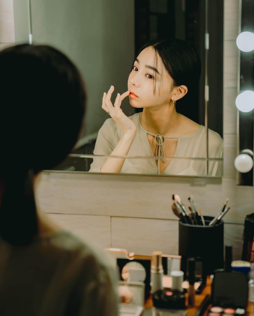 大木光のインスタグラム：「皆様はヘアとメイクどちらを先にお支度されていますか？ 僕は先に"ヘア"からをオススメ◎ . それは髪の毛が綺麗に仕上がっていると 自然にお顔の悩みや不安が減ります。 そのため髪の毛から仕上げる事で "やりすぎ感"のないメイクに仕上がりやすくなります！ . 逆にメイクをばっちりした後にヘアを決めると、なんだか"頑張りました"感が強く出てしまう事も。 . しかし、その日のコンディションや一番目に立たせたいパーツや髪の毛のポイントがあれば、そこを優先させましょう！ . 又、順番を変えるだけで新しい発見やより魅力的なバランスに気づくことも。 ヘアとメイクが相まってより素敵な印象を作り上げます！ ヘアとメイクで日々の生活に彩りを。 #ヘアとメイクの関係性  #メイク#ヘアメイク#ボブ#ロブ #chanelmakeup #rmk#suqqu #threecosmetics #lauramercier」