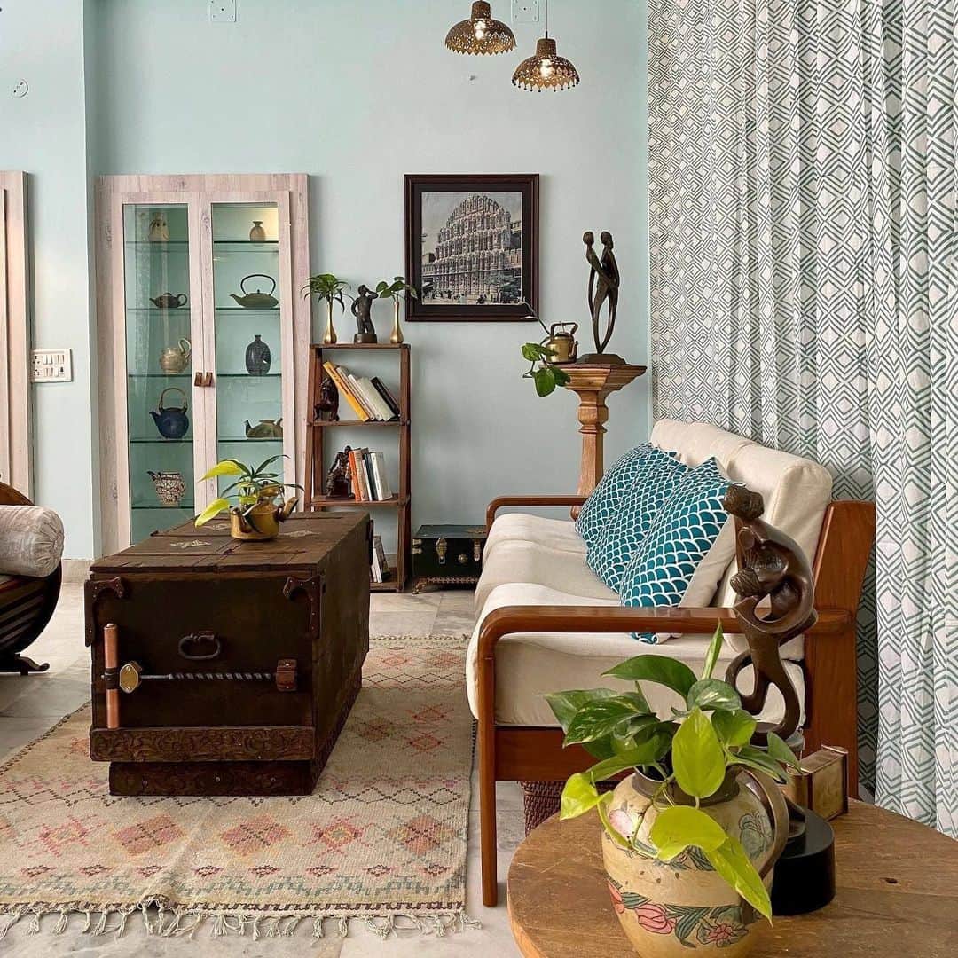 Airbnbのインスタグラム：「Sink into pastels in the heart of the “pink city.” Designed with a photographer’s eye by your host, Tarpan, this apartment is so centrally located that you can walk to many of the city’s oldest bazaars, where the colors get way less subtle but stay just as enchanting. Pick up some flaky, sweet, spicy pyaz ki kachori to eat along the way.  Photo: @artistic_sthan」
