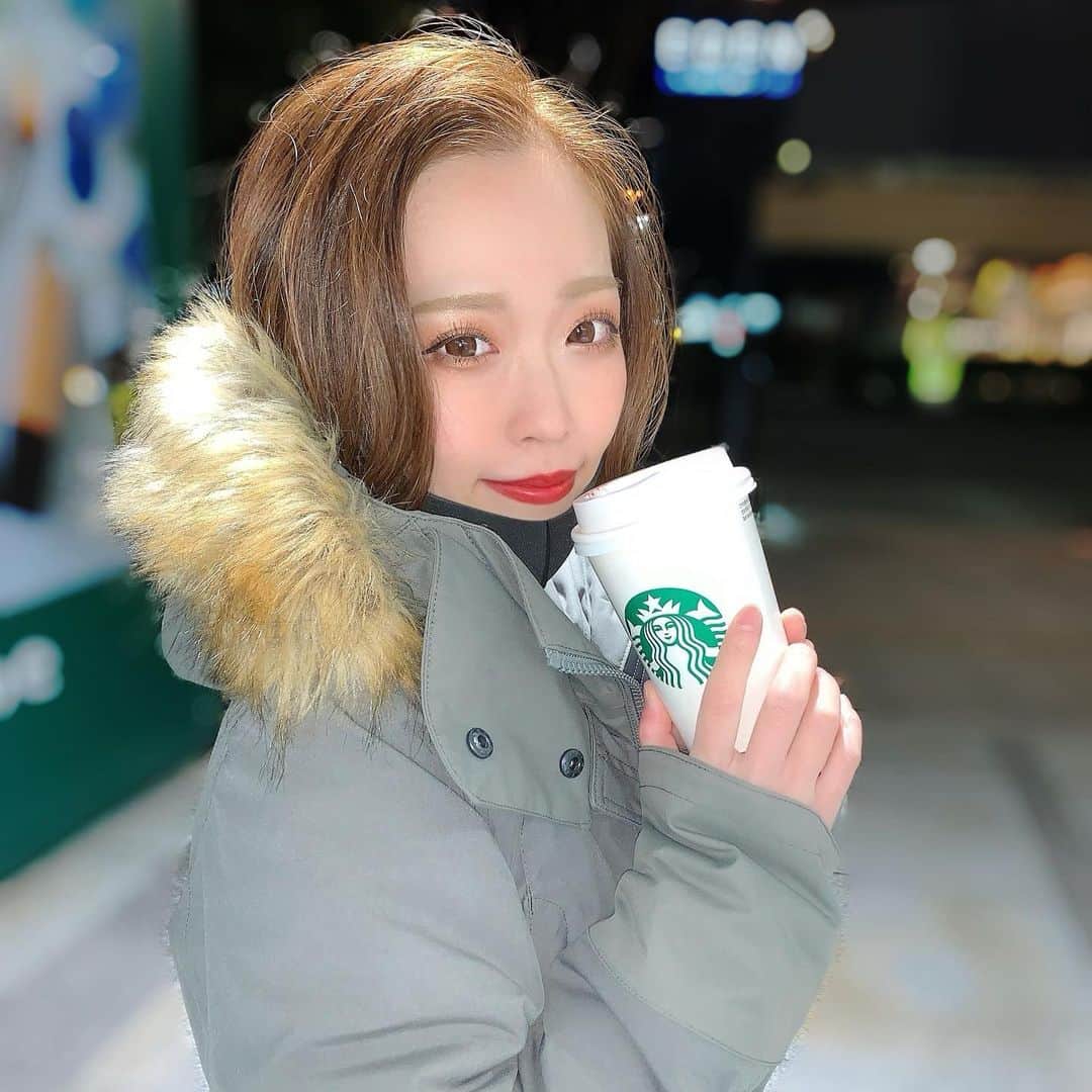 こっちゃんのインスタグラム：「早く半袖着たい😾🦶寒すぎ😨  #スタバ . . . . . . . . . . . . #ダウン  #スターバックス  #サロモ  #関西サロモ #ヘアアレンジ  #ショートボブ  #撮影 #セルカ #カラコン #メイク #ショートヘア #イエベ  #ハンサムショート女子  #ショートヘアアレンジ  #カット #カラー #셀카  #ショートボブ #미니멀룩」