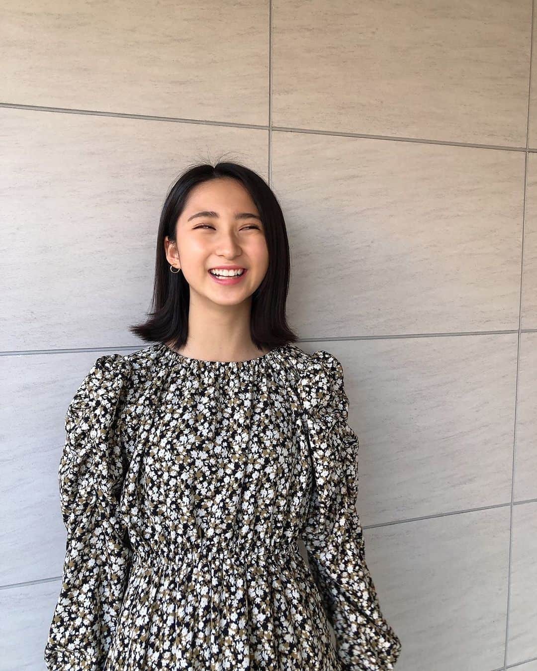 南青山少女隊のインスタグラム：「花柄🌸🌷🌹🌺🌻🌼  花柄ワンピースは初めて買いました😂😂😂 ･ ･ 春を感じるーーー🌸🌸🌸 #花柄 #花柄ワンピース #春コーデ #ミディアム #外ハネ #Youtube #MAS #南青山少女隊」