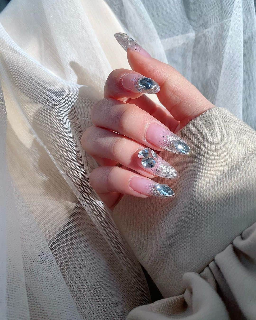 倉田乃彩のインスタグラム：「new nail ♡ (短期間だったけど‼︎ 最近シンプルだけど派手くらいが好き~ ・ ・ (この投稿見た)で初回お会計がクーポン価格からさらに10％offになるらしいからnailしたい子は是非〜⤴︎⤴︎ ・ ・ ちなみに私は今月2回も行って明後日も行くw #ネイルデザイン #ラメネイル #キラキラネイル #2021ネイルデザイン」