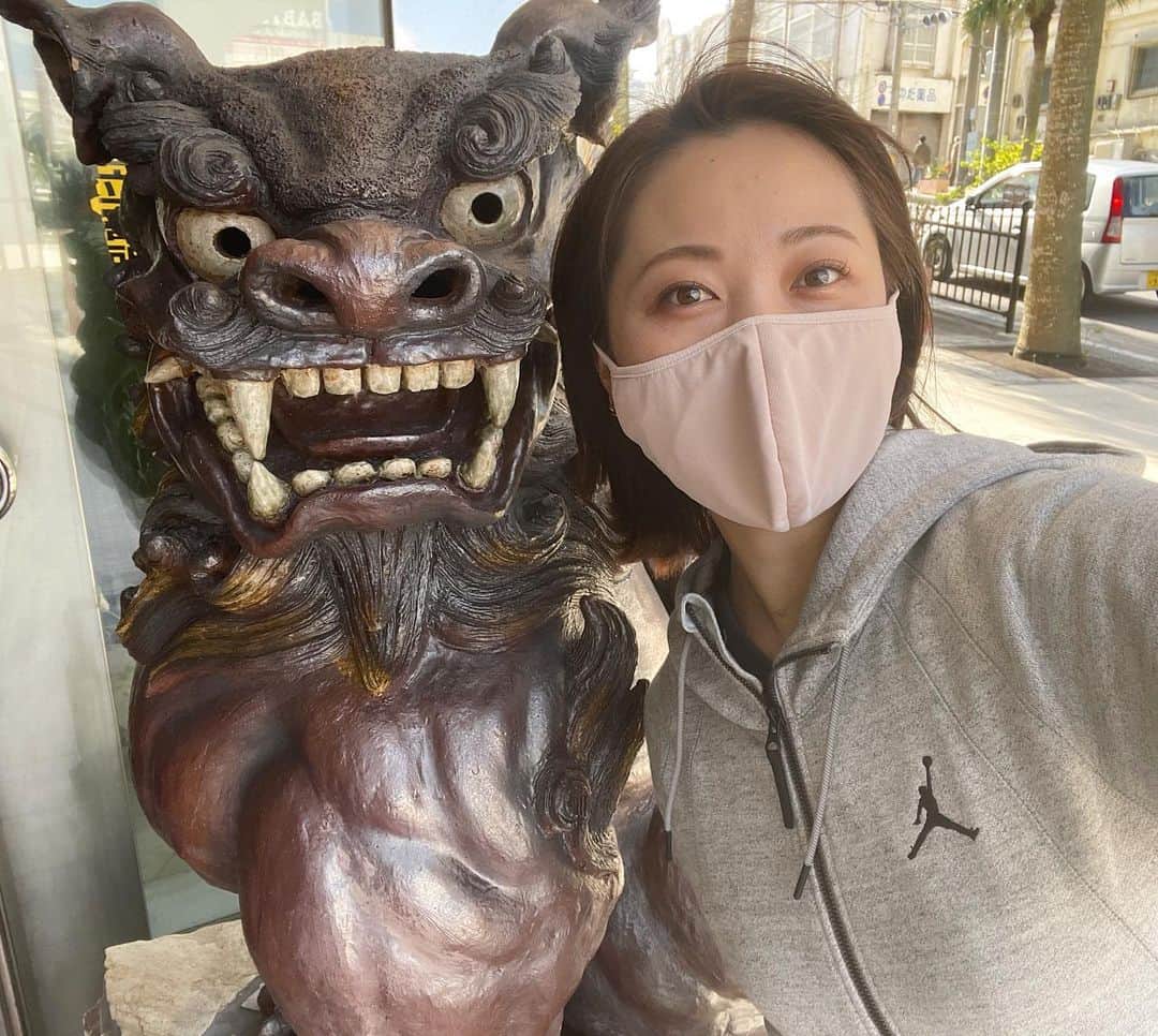 西口真央のインスタグラム：「【カープ沖縄キャンプ第3クール】 生中継・取材⚾️ 帰り際に慌ててシーサーと写真とりました☺︎ テイクアウト生活、充実！！！  #ブエノチキン (にんにくうぅぅ！半年分ぐらいのニンニク) #スパムおにぎり  #もずくの天ぷら (4泊で3個食べた＋広島に持って帰った2個) #ルートビア (飲めなかった) #上間てんぷら」