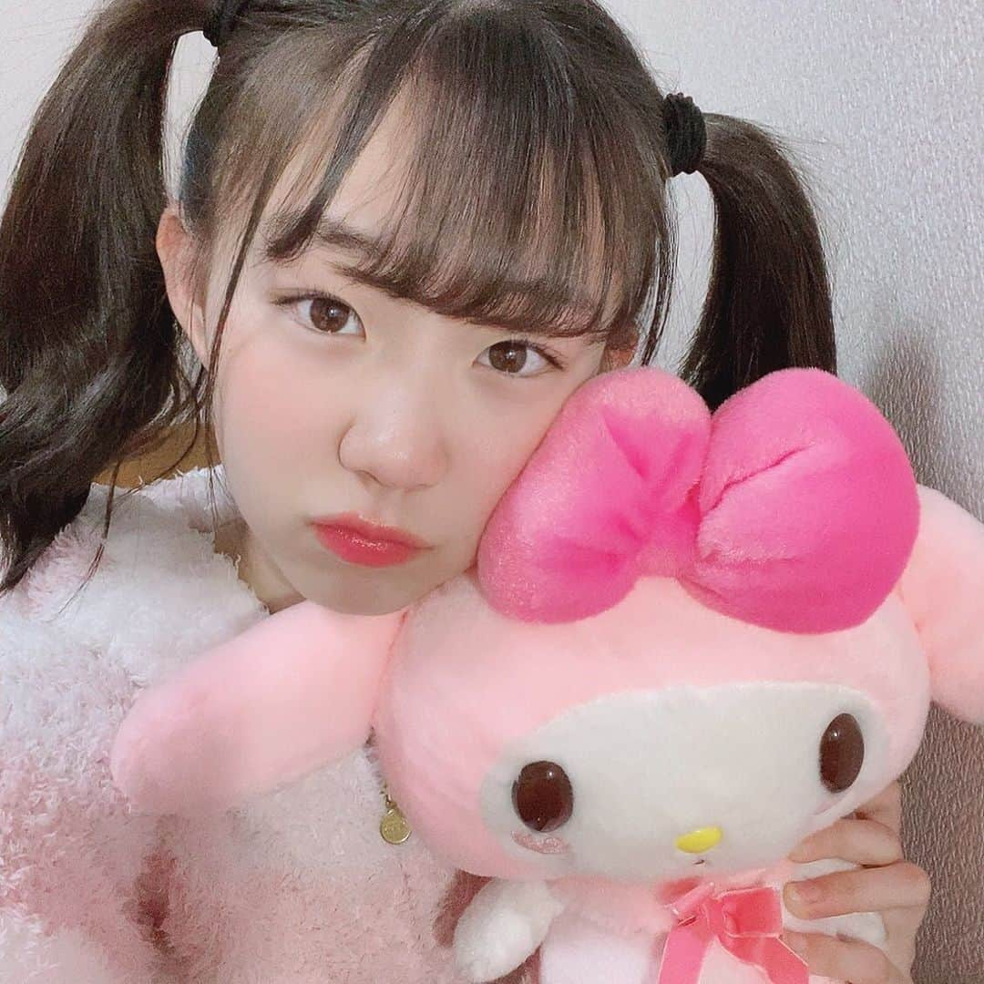 雪月心愛のインスタグラム：「マイメロちゃんと同じ髪型👧🏻‪❤︎‬‪ だけど可愛さは勝てないようですびきびきないき💔笑  #マイメロディ#マイメロ#ツインテール#ヘアアレンジ#twintail#パジャマ#アイドル#idol#高校生#jk#fjk#おやすみぃあ」