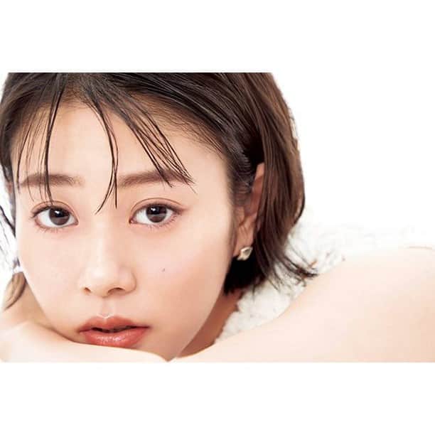 美的 Biteki's official Instagram! さんのインスタグラム写真 - (美的 Biteki's official Instagram! Instagram)「＼高畑充希さんインタビュー／ 【透明感あふれる肌の秘密とは？「寝る前はとにかく…」】 ・ 吸引力のある眼差し、つるんと透明感あふれる肌におもわず見とれてしまう女優・高畑充希さん。 どうしたらこんなピュアな美しさが手に入るの！？とスタッフも驚きました！日々の生活で心がけていることなどを聞いてみました。 素敵なお写真とともに早速確認していきましょう！ ・ スキンケア、クレンジング、疲れケア…女優・高畑充希さんにスペシャルインタビュー ・ “スキンケアは保湿至上主義。寝る前はとにかくたっぷり潤いをチャージ！” いちばん気をつけているのは、肌を乾燥させないこと。化粧水は何度か重ねづけし、美容液をなじませたらクリームにオイルを数滴混ぜて潤いのフタをするのが最近のルーティン。乾燥する季節の夜スキンケアは、ちょっとベタベタかも！？というくらいしっかり保湿しておくのがちょうどいいんです。 ・ “クレンジングにはこだわっていて、数種類を使い分けています” クレンジングも大好き（笑）。そのときのメイクの濃さで選ぶようにしていて、しっかりめのときはオイルタイプを。ナチュラルなときはバームを使うことが多いのですが、乾燥肌の私にはすごく合っていて洗い上がりがしっとりするところがお気に入り。毛穴汚れが気になるときは小鼻だけクレンジングオイルを使ったりもします。 ・ “疲れがたまっているなと感じたら鍼へ。自律神経のバランスが整う気がします” 体のメンテナンスでいうと、コンディションを整えたいときはもっぱら鍼治療に。運動はあまり得意ではないので、楽しそうなYouTubeを見ながら家で軽く筋トレするくらいです。時間があるときは自炊もします。煮込み料理が好きなので、基本煮込んでばっかり（笑）。体にいい茶色いごはんが落ち着きます。 ・ PROFILE たかはた・みつき。女優。1991年生まれ、大阪府出身。ドラマ、映画、舞台と幅広く活躍。ドラマ『にじいろカルテ』（テレビ朝日系）で主演を務め、3月からは主演ミュージカル『ウェイトレス』も上演開始。 ・ #高畑充希 #高畑充希好きな人と繋がりたい #春メイク #にじいろカルテ #自分磨き #bitekicom #コスメ好きさんと繋がりたい #メイク好きさんと繋がりたい #美容 #美的 #美的メイク #メイク好き #コスメ紹介 #女子力向上委員 #美容好きな人と繋がりたい #ツヤ肌 #コスメ #女優 #美肌 #コスメオタク #美肌になりたい #美容好きさんと繋がりたい #美意識高い人と繋がりたい #コスメ好きな人と繋がりたい #美容垢さんと繋がりたい #コスメマニア #メイク好きな人と繋がりたい #美活」2月17日 21時00分 - bitekicom