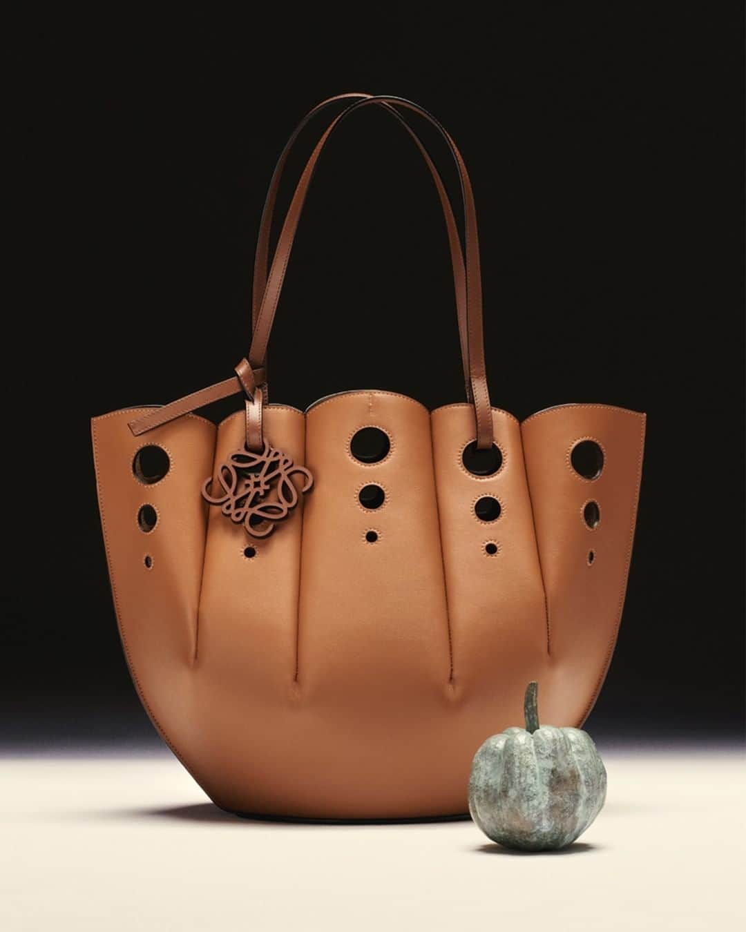 Loeweさんのインスタグラム写真 - (LoeweInstagram)「The Perforated Shell Tote in classic leather is inspired by the work of 19th century ceramicist George Ohr, who explored the idea of building dimples in clay to create volumes.  Now available on loewe.com  Fruit sculpture by Alice-Andrea Ewing of @pomarius_collections  #LOEWE #LOEWESS21」2月17日 21時00分 - loewe
