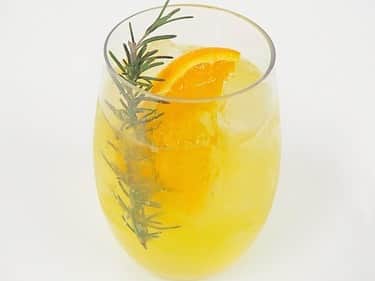 スパ ラクーア公式のインスタグラム：「. ／ 「なんとなく」のモヤモヤは、爽やか #ハーブ がスッキリ解決🍃 ＼ . 家からほとんど出ない日もある今日このごろ。 一日の中に、ほっとしたりリフレッシュできるようなスイッチが欲しいな…と思ったら、ハーブのチカラを借りてみませんか？ . スパ ラクーアでは今、いちばん代表的な和のハーブ「よもぎ」をつかったスチームサウナが、女性用サウナ「テルマーレ」にて期間限定でお楽しみいただけます。 血行をうながして身体をあたためる効果や、デトックス、リラックス、安眠などが期待できます。 . ハーブたっぷりの期間限定メニューも。 フレッシュなパクチー・ミント・レモングラスが鮮烈な、ニャーヴェトナムの「牛肉のパクチーミントサラダ（1,100円）」、 THE BARではコリアンダーやクローブにカルダモンを効かせたカクテル「1605（イチロクゼロゴー）（990円）」などが人気です。 美味しいだけじゃなく、むくみ防止や胃腸を整える効果、冷えの改善など期待できるのがうれしいところ。 https://www.laqua.jp/topics/list/2020_SH_onkatu/ . モヤモヤを爽やかに切り替えてくれる、ハーブのON/OFFスイッチをぜひお試しください♪ . ※新型コロナウイルス感染拡大に伴う緊急事態宣言の延長を受け、2/11（木）～当面の間、10：00～20：00の営業とさせていただきます。 ------------------ ▼感染予防への取り組みはこちら https://www.laqua.jp/news/oshirase0625_spa/ ------------------- #スパラクーア ラクーア #天然温泉 #温泉 #サウナ #リラックス #リフレッシュ #スパイス #温活 #癒やし #心にも潤いを」