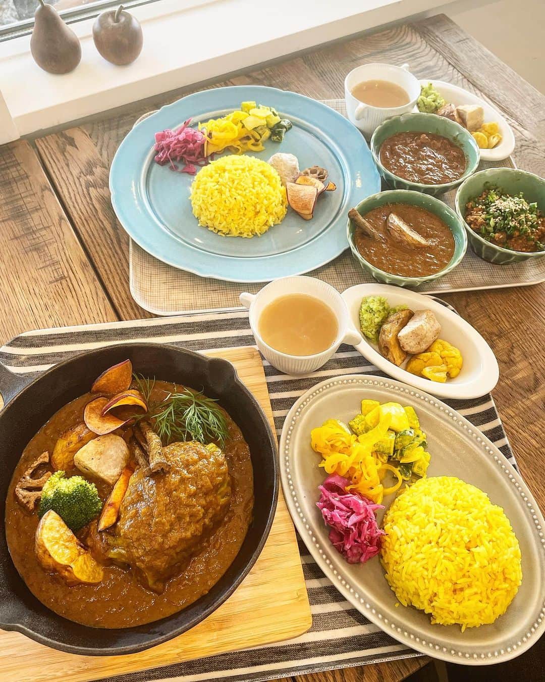 のインスタグラム：「╰(*´︶`*)╯♡ ♡♡♡ 西尾にあるお洒落でランチ ・ 📍3696喫茶室 @3696kissa_situ  ・ ☆久しぶりのスパ活🍛😄 ・ ◎ロールキャベツとお野菜たっぷりスープカレー　　　　¥1350 ・ 大きなロールキャベツが入ったボリューム満点のスープカレー🍛 ロールキャベツ美味しかった😋 今度家でもカレーにロールキャベツ入れてみよぉ〜！ ・ ◎3696ミールスランチ　　¥1350 こちらも３種類のカレーがついたランチ 味噌キーマじめて食べた😍 ・ 人気店なの予約をオススメします！ ・ スイーツも美味しそうでした\(//∇//)\ ・ とっても素敵なお店でした✨ また〜 行きたいです💕 ・ ・ 〜＊〜＊〜＊〜 #西尾カフェ#3696喫茶室 #西尾ランチ#3696ミールスランチ #ロールキャベツとお野菜たっぷりスープカレー#名古屋カフェ#名古屋カフェ巡り #名古屋カフェ部 #名古屋インスタ交流会 #あいなご#ナゴレコ#グルメディア#genic_cafe #genic_food #東海のカフェ時間 #travel #retrip_gourmet #retrip_cafe #インスタグルメアワード2021 #西尾グルメ#名古屋グルメ#aumoグルメ#スパ活」