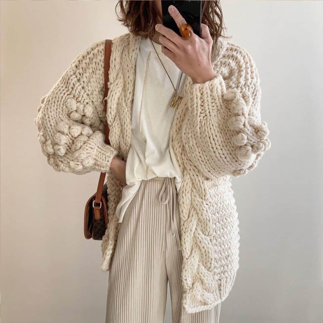 のインスタグラム：「. . . ざっくりニットは冬はもちろん春先まで着回せますね🧶✨ これからゲットするなら明るめカラーがおすすめ！ . Tops @iriey_official Cardigan﻿ @chicwish Pants @coca_official_store Bag﻿ @210nouve_online . アイテムの詳細はアカウントをチェック♡ @nm.ks さん 素敵なコーデの紹介ありがとうございます！ . . ♡コーデ募集♡ お気に入りのコーデに #mineby3mootd #mineプチプラ部 のハッシュタグ をつけて投稿してください💕﻿ 投稿していただいた中から選ばれた投稿はMINEの記事や広告、MINE公式インスタグラムにてご紹介させてもらいます！ あなたもMINEに載れるかも😍 . . #mineby3mootd #mineプチプラ部 #プチプラコーデ #mineアイテム部 #きょコ #今日のコーデ #大人カジュアル #大人シンプルコーデ #大人シンプル #シンプルコーデ #秋冬 #秋冬コーデ #冬コーデ #春コーデ #ニット #ざっくりニット #ニットカーディガン #ニットカーデ #プルオーバー」
