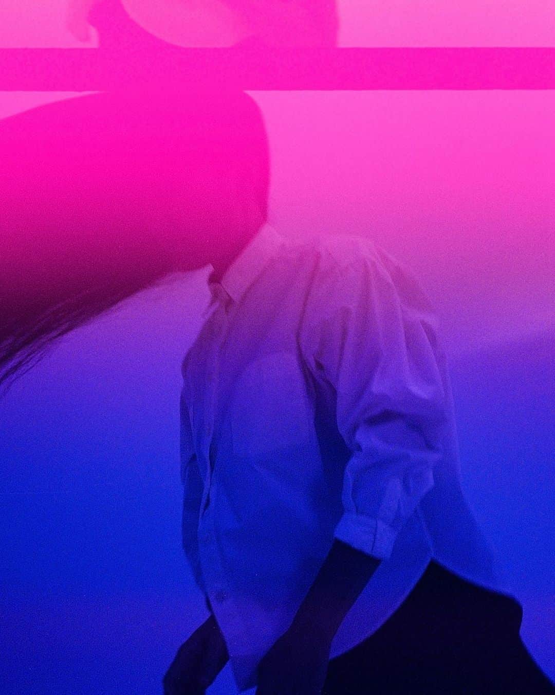 MYKITA SHOP TOKYOのインスタグラム：「This is MYKITA 2021 – In Living Colour  想像力と個人の表現力による活気に満ちた今回のポートレートシリーズでは、長年MYKITA HAUSの協力者であり友人でもある@mark_borthwickが、毎年恒例のキャンペーンのためにクリエイティブなニューヨーカーたちを撮影しています。  それぞれのイメージは被写体の外見を超えて、彼らのパーソナルな物語に引き込まれ、MYKITAのデザインの真髄を表現しています。  ルックブックはプロフィールのリンクよりご覧いただけます。  In a vibrant portrait series celebrating imagination and individual expression, long-time collaborator and friend of the MYKITA HAUS, @mark_borthwick, captures a cast of creative New Yorkers for the annual campaign.   Each image takes us beyond the subject’s appearance, drawing us into their personal narratives and emphasizing the truly personal aspect of the MYKITA design.  View the lookbook via link in Bio. __ #mykita #handcrafthightech #madeinberlin #markborthwick」