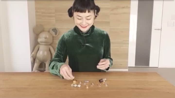 のインスタグラム：「今回は私が持ってるアクセサリー、とりわけ指輪のご紹介です😊  かわいい指輪が手元にあれば、たいていの事は乗り越えられる(気がする)。  This time I'm going to introduce you to some of my accessories, especially my rings😊.  I can get through most things if I have favorite ring on my hand,(I think).  【Rings I showed】 ・AVM  ・@maisonmargiela ・@petiterobenoire_official  ・@tiffanyandco  ・@susan_szatmary  ・ @tasaki_intl  ・ @boucheron  ・ @soushingu_lcf  ・  peme ・ @koche   #fashion #ring #指輪」