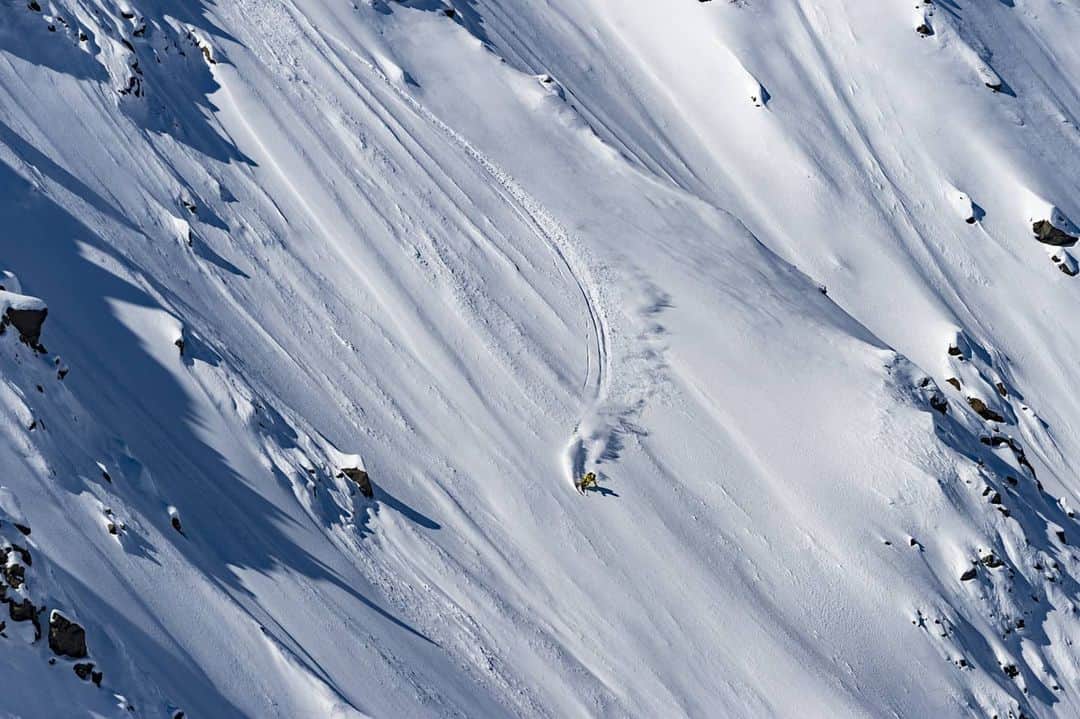 江本悠滋のインスタグラム：「自然は常に姿を変える 雪が覆われればこうして滑る対象になる  そして雪の付き方や量によってまたそこで滑る滑り手 へ求められる物も変わる  自然の魅力はその無限の可能性だといつもの思う  #paraglider #paragliding #paraglidingworld #hikeandfly #fly #adventure #flying #travel #mountain #snow #ski #skiing #alpine #running #trailrunning #thenorthface #k2skis #sweetprotection #hakubavalley #hakuba #backcountry #japow #parapente #ズットン #バックカントリー #アルペンスキー #登山 #山岳ガイド」