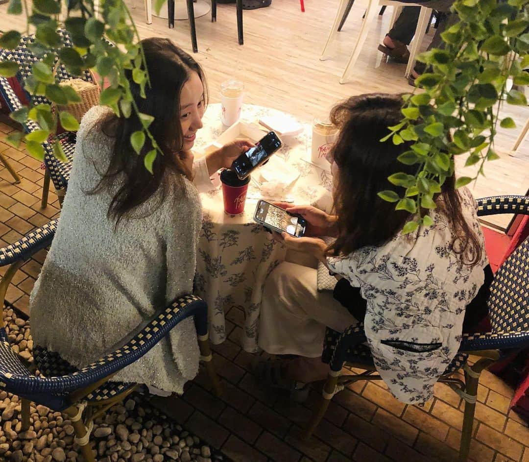 チェ・ジャヘのインスタグラム：「. 맛있는 라떼와 수다수다가 그리운 저녁.」