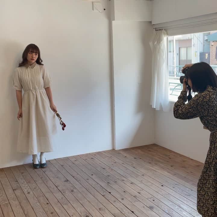 LEBECCA boutique Vintageのインスタグラム：「.﻿ 「私たちとのワンピース撮影」①﻿ ﻿ 「私たちとのワンピース」の撮影の時、なんだかいつもより髪やメイクがバッチリで最高だったことを覚えている。﻿ ﻿ 特別なワンピースだからこそ、一番最初に撮影しようと、当日のスケジュール作成時にこだわって調整した。﻿ ﻿ その甲斐あって、日の差し方も美しく、ジャガードの花柄模様がはっきりと写るのが分かった。﻿ ﻿ 私がネイビー、荻町さんがアイボリーを身に纏った時、それを撮ろうと構えるえるさんからは「お互い向き合ってみて」と指示が。隣にいる荻町さんを見ると最高に美しかった。荻町さんも同じことを思ったらしくそれを言ってくれて、2人で笑った。﻿ ﻿ 私はこの「私たちとのワンピース」を纏った時、可憐さ、上品さ、女性が羨む特別感をすべて与えてくれるような美しい感覚を体感した。﻿ ﻿ "襟がついていて、その色味が明るいお洋服は少し子供っぽく見える"というのは私の先入観だったらしい。そのワンピースは決してそんなことはなく、とても美しく優雅だった。﻿ ﻿ その撮影は、普段よりシャッター数が確実に多くなっていた。私たちが思わず魅了された、そんなワンピース。是非、実物をご覧いただきながら写真たちも併せてご覧いただきたい。﻿ ﻿  LEBECCA boutique プレスアシスタント 武藤 真実子（@mutto__ ）  #私たちとのワンピース  #LEBECCAboutique」