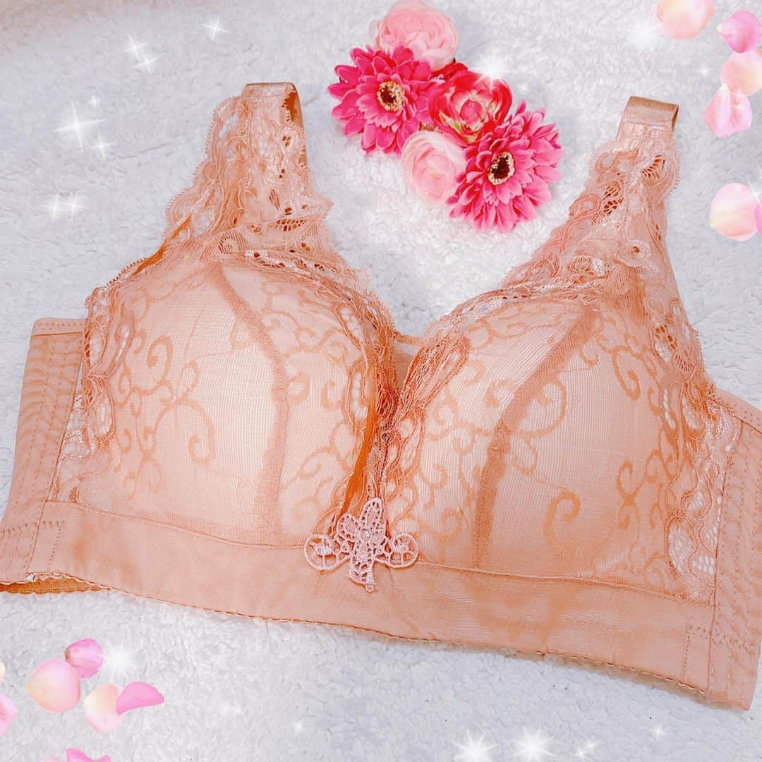のインスタグラム：「こんばんは✩.*˚ ・ ・ やっと仕事が終わってこれからリラックスタイムです😌✨お風呂に入って寝る…時！皆さんこれ使ってますー？？ ・ ・ そう！ナイトブラ！！ ・ ・ こちら『育乳・バストアップ』などなどに効果のあるナイトブラ(@neutral_store_officia)です。 ・ ・ 今までもナイトブラは試したことがあるのですが、ノンワイヤーだとボールドがしっかり出来てるかなー？と不安になったりしましたが、こちらのブラは朝までしっかり胸がホールドしてました！ ・ ・ しっかり脇高でバストや脇のお肉もしっかりと支えてくれます。でもワイヤーなし！窮屈な感じもなく朝までぐっすりでした✩°｡⋆⸜(*˙꒳˙* )⸝ ・ ・ 私が着用したのはベージュですが、少しオレンジ寄りです。肩紐のレースや谷間部分の装飾が可愛いです🌸 ・ ・ 痛くないので日中も使えちゃうと思います！ ・ ・ 今なら2/20 23:59まで（@neutral_store_official）のプロフのURLにアクセスしたらこのアイテムの480円OFFのクーポンゲットできるよ！期間は、２月２０日まで！ ・ ・ 公式アカウント(@neutral_store_official)にアクセスしていただき、プロフィール欄より下記クーポンを取得ください。 https://coupon.rakuten.co.jp/getCoupon?getkey=UjhXSS1ETjJNLU9BVkEtQTZXRg--&rt= クーポンページから商品ページに遷移できます。  ・ ・ 私も楽ちんなので使ってます〜🌸 ・ ・  #ニュートラルストア #NEUTRAL STORE #ランジェリー #ブラジャー #レース #大人かわいい #ブラ #大人女子 #おうち時間 #育乳 #バストアップ #脇肉 #脇高 #ナイトブラ #女子力アップ #美乳 #PR」