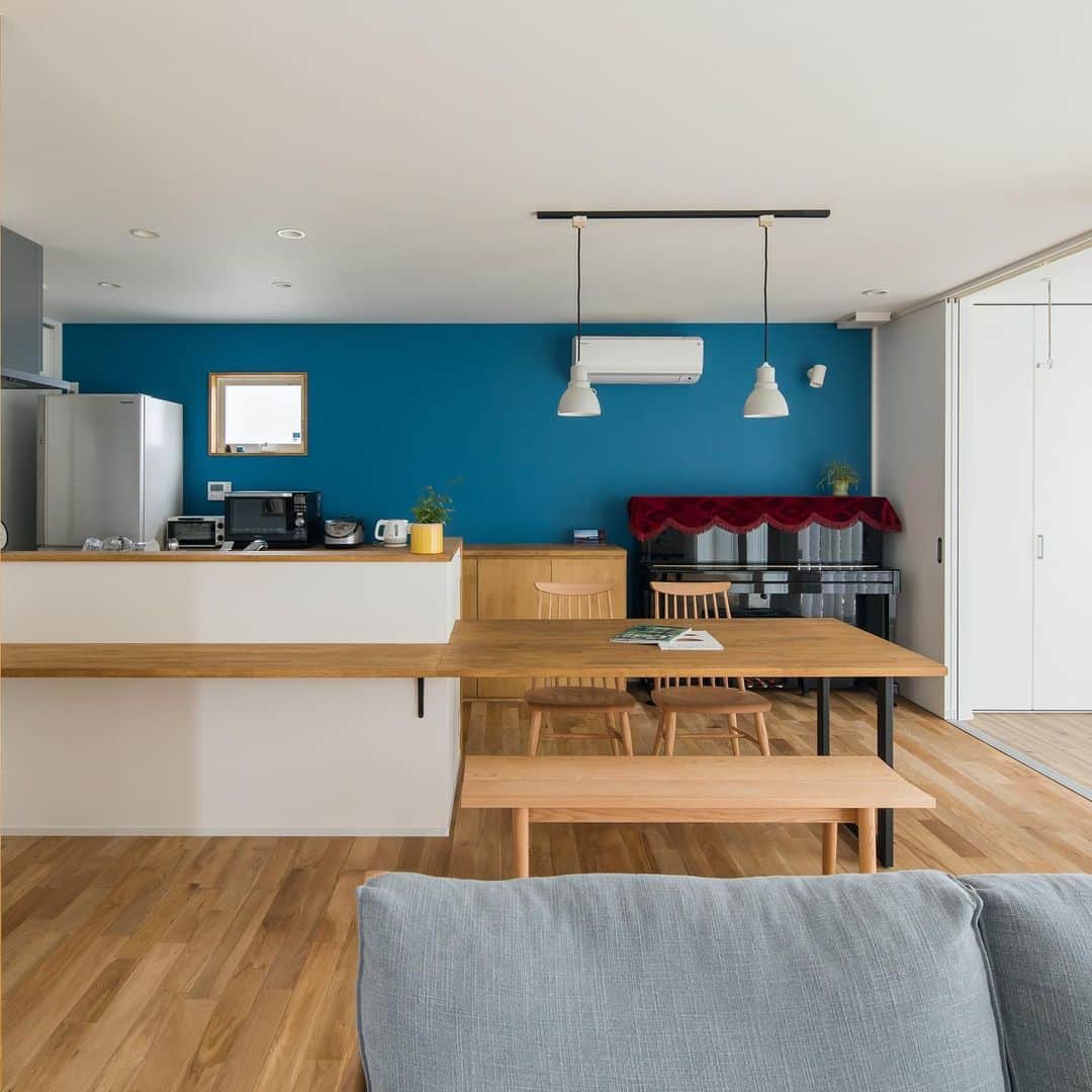 ルポハウス一級建築士事務所さんのインスタグラム写真 - (ルポハウス一級建築士事務所Instagram)「・ ・ ・ 吸い込まれそうな青のクロスが美しいキッチン。 ・ ホワイト＆無垢床の柔らかな空間に、一面だけの青を入れて引き締まった印象に。 ・ ・ ・ 𓐌𓐌𓐌𓐌𓐌𓐌𓐌𓐌𓐌𓐌𓐌𓐌𓐌𓐌𓐌𓐌𓐌𓐌  ルポハウスの施工事例はこちらまで☞ @reposhouse  𓐌𓐌𓐌𓐌𓐌𓐌𓐌𓐌𓐌𓐌𓐌𓐌𓐌𓐌𓐌𓐌𓐌𓐌 #ルポハウス は#ちょっとかっこいい家 を"友人のために" という思いでつくっています。 一生に一度の#マイホーム。 「あなたにしかできない」×「ルポハウスだからできる」で、 私たちだけの#家づくり を思いっきり楽しんでみませんか？！ ・ ・ ・ #住宅 #注文住宅 #新築一戸建て #デザイナーズ住宅  #一級建築士事務所 #設計事務所  #滋賀県大津市 #滋賀県草津市 #滋賀県栗東市  #滋賀県近江八幡市 #キッチンインテリア #ルノンクロス #rf3332 #造作カウンターテーブル #造作ダイニングテーブル #雛壇階段 #ひな壇階段」2月17日 20時59分 - reposhouse