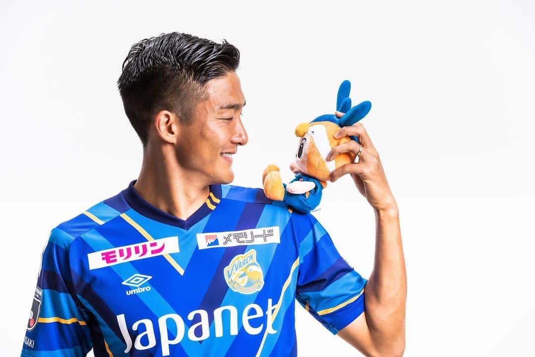 都倉賢のインスタグラム：「見つめ合うと素直にお喋り出来ない、そんな関係じゃないのにこの距離感は照れちゃうよね😍  にしてもこの写真何に使うんだろう…笑」