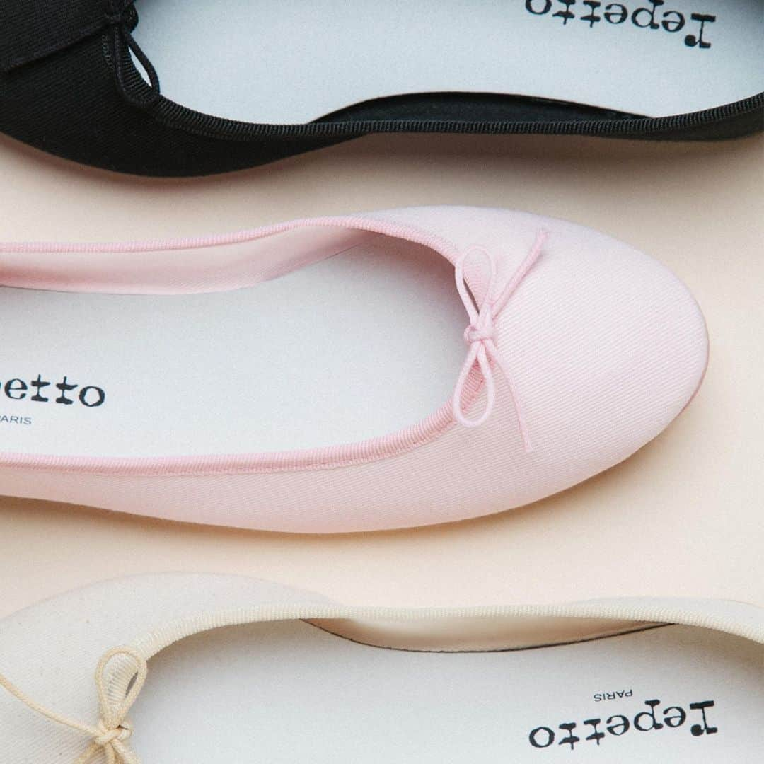 Repettoさんのインスタグラム写真 - (RepettoInstagram)「Retrouvez la Ballerine Lili Vegan déclinée en trois magnifiques couleurs : Lin, Rose icône et Noir ! ⁣ ⁣ Take a look to the three gorgeous colors of the Vegan Lili ballerinas : Linen, Iconic pink and Black !⁣ ⁣ #Repetto #Repettoshoes⁣ #BallerinesLiliVegan #noir #lin #roseicône #LibreEnRepetto」2月17日 21時00分 - repettoparis