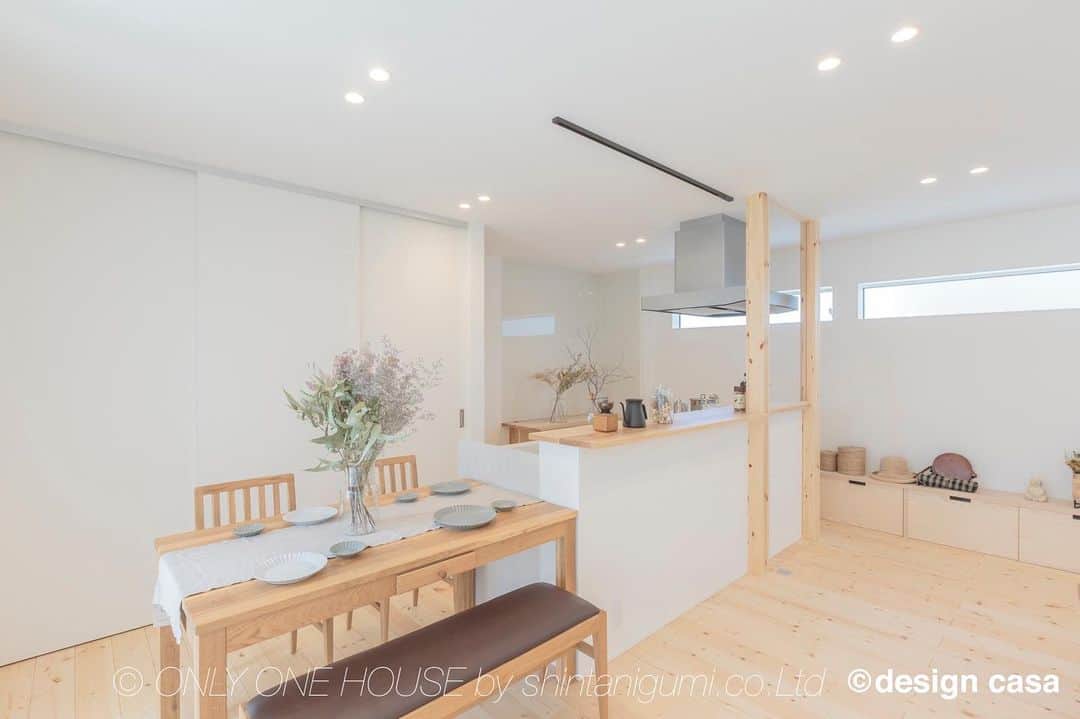 ONLY ONE HOUSE 株式会社 新谷組のインスタグラム：「* 白を基調にしたダイニングキッチン🍳  淡いカラーのパイン無垢材をフローリングに使用し #レンジフード もグレーにする事で 雰囲気にまとまりが出ます✨  #北欧スタイル が好みの方にオススメです♬  more phots▶︎ @shintanigumi.co.ltd   インスタ毎日更新中🌐 いいね！&フォローよろしくお願いします🌿  --------------------------------------  新谷組は土地探しから 設計施工管理の全てを 弊社で担う事ができます！  大工工務店だからこそ出来る 枠にとらわれない自由な発想で お客様のお家づくりを 全力でサポートいたします💪🏻  お気軽にご相談ください☻  #ONLY_ONE_HOUSE by shintanigumi.co.Ltd  ✭ 本社𝕋𝔼𝕃  0770-78-1255 ✭ 事務所𝕋𝔼𝕃  0770-59-2552 ✭  𝔼 𝕞𝕒𝕚𝕝  shintanigumi@outlook.jp ✭ 新谷組𝙷𝙿 http://www.shintanigumi.jp  --------------------------------------  #新谷組 #施工事例 #オンリーワンハウス #おおい町 #舞鶴市 #高浜町 #小浜市 #敦賀市 #若狭町 #美浜町 #新築 #一戸建て #外構工事 #改修工事 #シンプルライフ #マイホーム #注文住宅 #デザイン住宅 #自由設計 #工務店 #家づくり #モデルハウス #無垢材パイン」