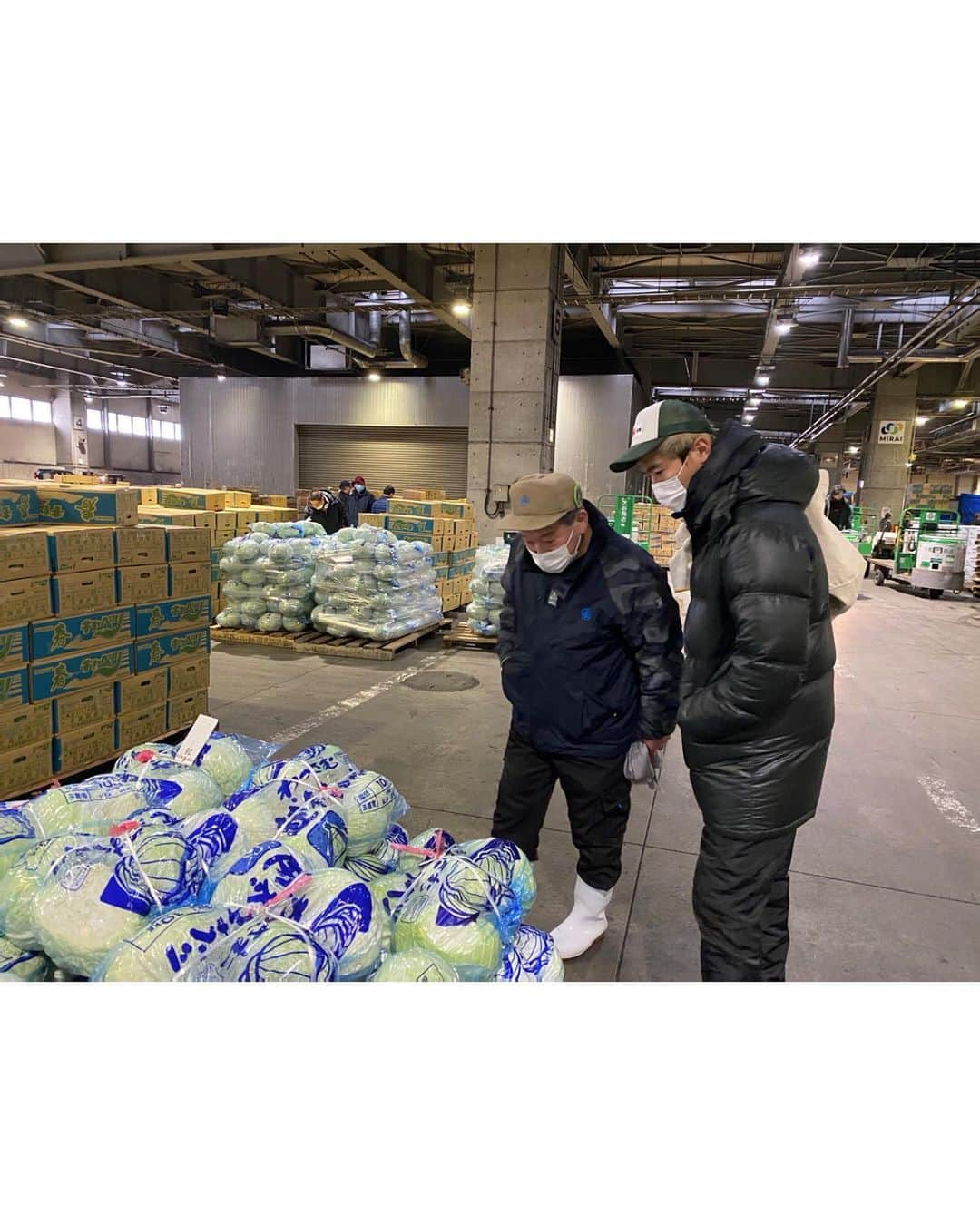 北野貴之さんのインスタグラム写真 - (北野貴之Instagram)「漢のなかの漢。 熱い背中見させて頂きました。 北海道で熱い人。 このボスの背中をみて、22歳から帰るたんびに熱い話をしてきました。15年を越す出逢い。  今回初めて朝の市場の活気を見て感じたことは熱い。 朝から声のデカさが威勢がいい！ 漢たちの闘いは夜中3時から11時。 集まる漢も熱漢だけど、なんといってもこのボスが………熱い。  2020年の1年間の旅で、廃れゆく米(青果)をやれる若漢はできた。 まさかの卸売り市場だったな。  #海の漢#山の漢#熱いぞ#旅立つ日#最高の朝活#飛び立ちの日#札幌」2月17日 21時09分 - takashi_kitano