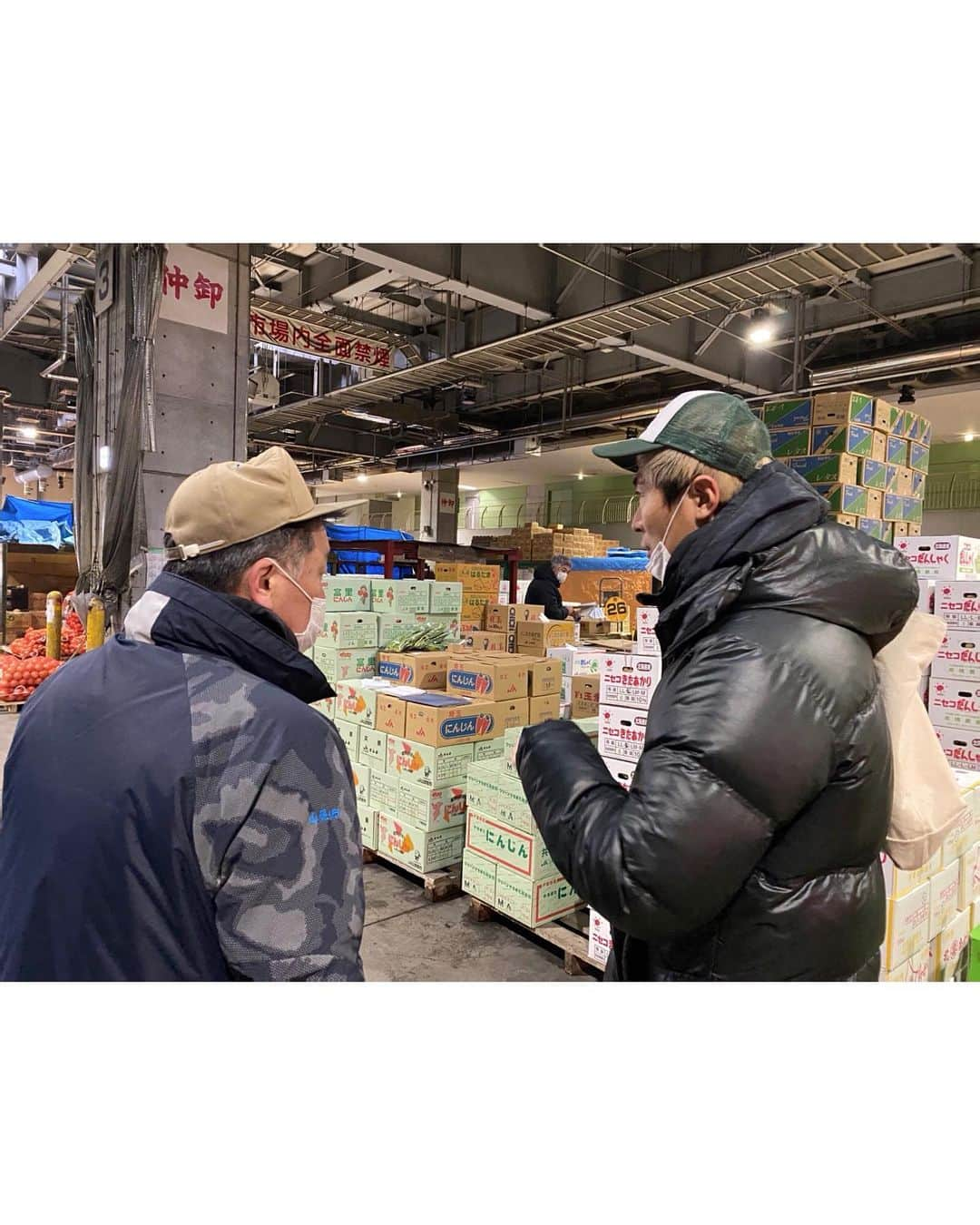 北野貴之さんのインスタグラム写真 - (北野貴之Instagram)「漢のなかの漢。 熱い背中見させて頂きました。 北海道で熱い人。 このボスの背中をみて、22歳から帰るたんびに熱い話をしてきました。15年を越す出逢い。  今回初めて朝の市場の活気を見て感じたことは熱い。 朝から声のデカさが威勢がいい！ 漢たちの闘いは夜中3時から11時。 集まる漢も熱漢だけど、なんといってもこのボスが………熱い。  2020年の1年間の旅で、廃れゆく米(青果)をやれる若漢はできた。 まさかの卸売り市場だったな。  #海の漢#山の漢#熱いぞ#旅立つ日#最高の朝活#飛び立ちの日#札幌」2月17日 21時09分 - takashi_kitano