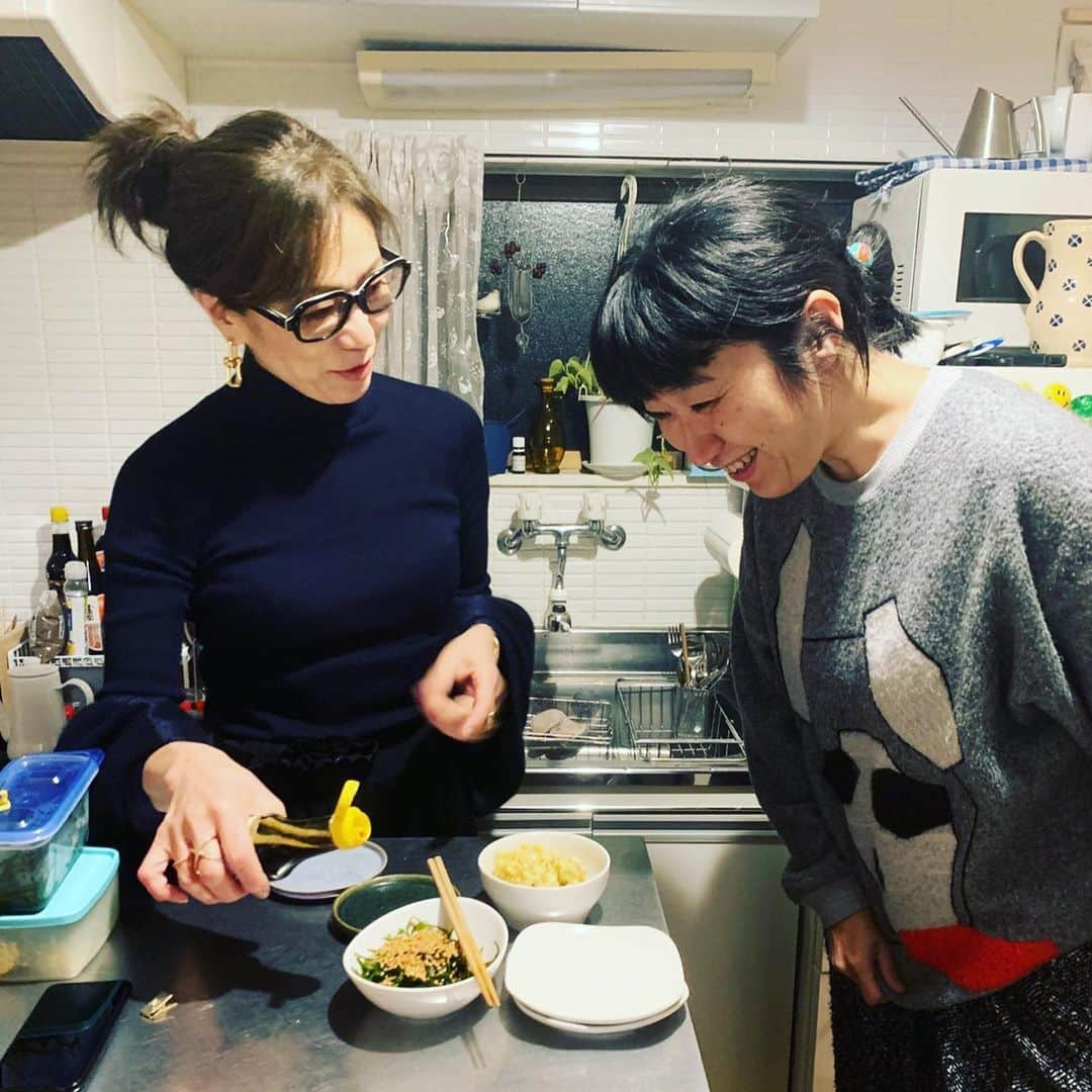 田中杏子さんのインスタグラム写真 - (田中杏子Instagram)「スナックエリーにお邪魔しまぁす。 お酒のあてに持参した、お手製のいぶりがっこ入りポテトサラダと、切り昆布のゴマポン酢を、お皿に盛り付け最後の仕上げ中。  楽しみだぁ❣️  #akotanaka #スナックエリー」2月17日 21時02分 - akoakotanaka