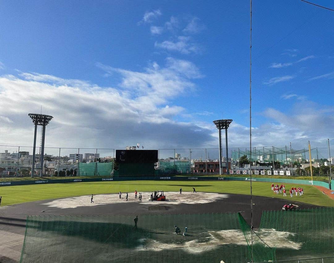 西口真央さんのインスタグラム写真 - (西口真央Instagram)「【カープ沖縄キャンプ第3クール】 晴れたり雨が降ったり豪雨になったり、、⚾️ “バリ” 不安定な天気でした。  観客のいない練習は、球場に流れる音楽に負けない位の選手たちの”バリ” 大きな声が響き渡っていました！ キャンプも折り返し！ 更なる“バリ” 熱い競争が楽しみです！ #バリバリバリ  #コザしんきんスタジアム  #カープキャンプ」2月17日 21時03分 - maaaaaaaoo_1003