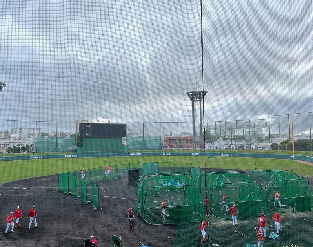 西口真央さんのインスタグラム写真 - (西口真央Instagram)「【カープ沖縄キャンプ第3クール】 晴れたり雨が降ったり豪雨になったり、、⚾️ “バリ” 不安定な天気でした。  観客のいない練習は、球場に流れる音楽に負けない位の選手たちの”バリ” 大きな声が響き渡っていました！ キャンプも折り返し！ 更なる“バリ” 熱い競争が楽しみです！ #バリバリバリ  #コザしんきんスタジアム  #カープキャンプ」2月17日 21時03分 - maaaaaaaoo_1003