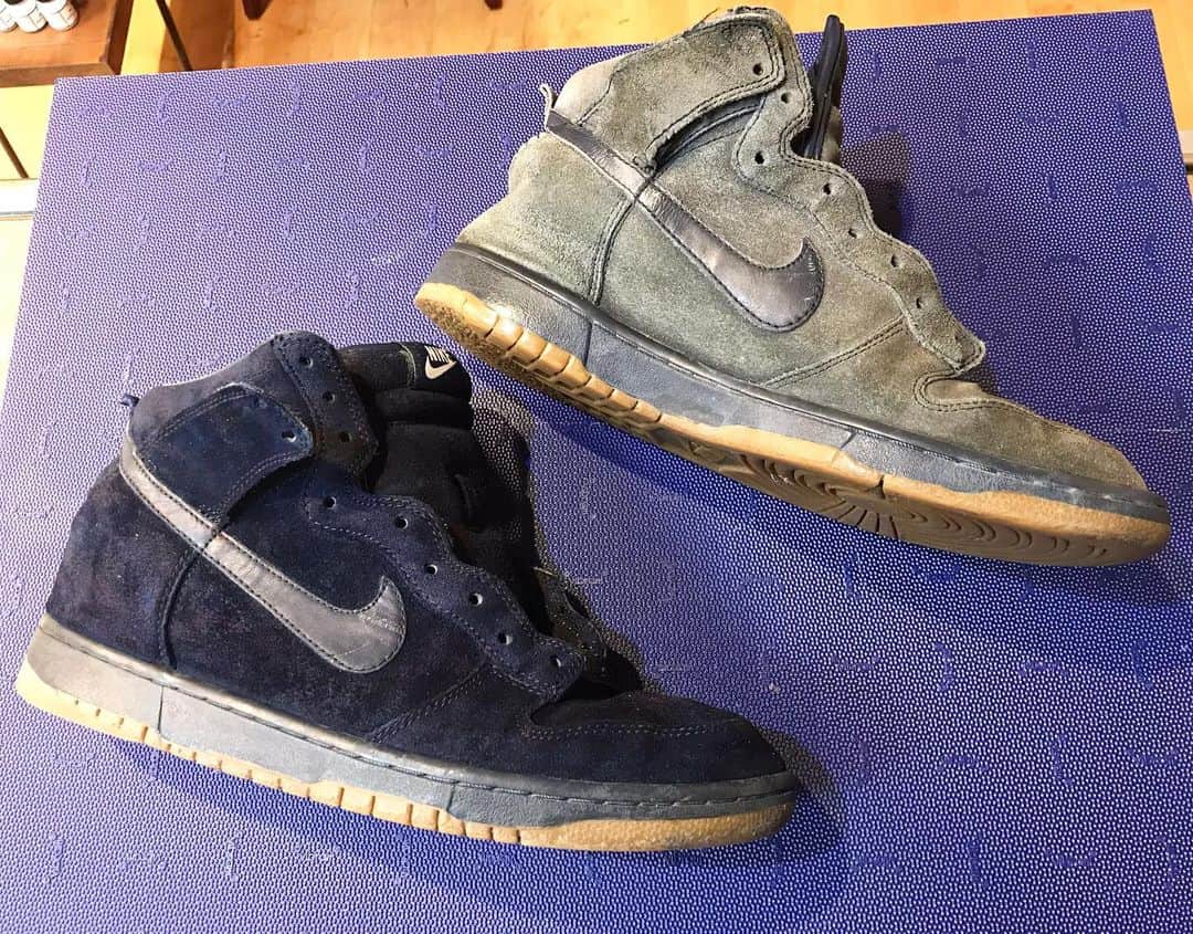 Sneaker At Randomのインスタグラム：「NIKE DUNK HI  アッパーのスエード色、元はネイビーカラー。 灰色になるまで履き潰しています。  ソールのカカト補修して、 アッパーはアンジェラスのスエードダイ(ネイビーブルー)で片足塗ってみました。  色が甦りました。  #nike #dunk #dunkhigh #apc #スニーカー好き#スニーカーアトランダム #スニーカー #スニーカー修理 #修理職人 #市川 #本八幡 #大阪 #心斎橋 #sneakeratrandom #sneaker #shoestagram #repair」