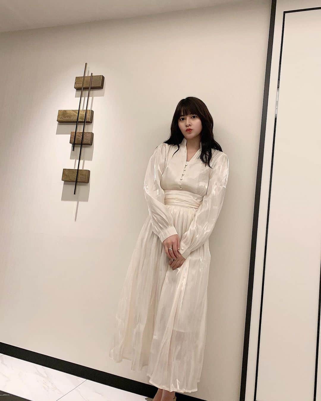 えなちぃのインスタグラム：「久しぶりにワンピース着た🥰 サテン生地がまた可愛いのよ！」