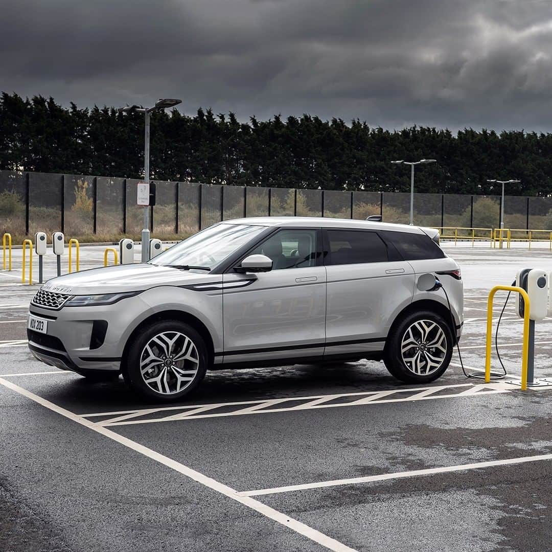 Land Roverさんのインスタグラム写真 - (Land RoverInstagram)「The best of both worlds - a 200PS three-cylinder Ingenium petrol engine is artfully combined with a 109PS Electric Rear Axle Drive motor in the new #RangeRover #Evoque P300e PHEV. Learn more about our efficient powertrain options via the link in our bio.  #PHEV #MHEV #HybridElectricVehicle #HybridSUV #LuxurySUV #4x4 #Carsofinstagram #Technology」2月17日 21時05分 - landrover
