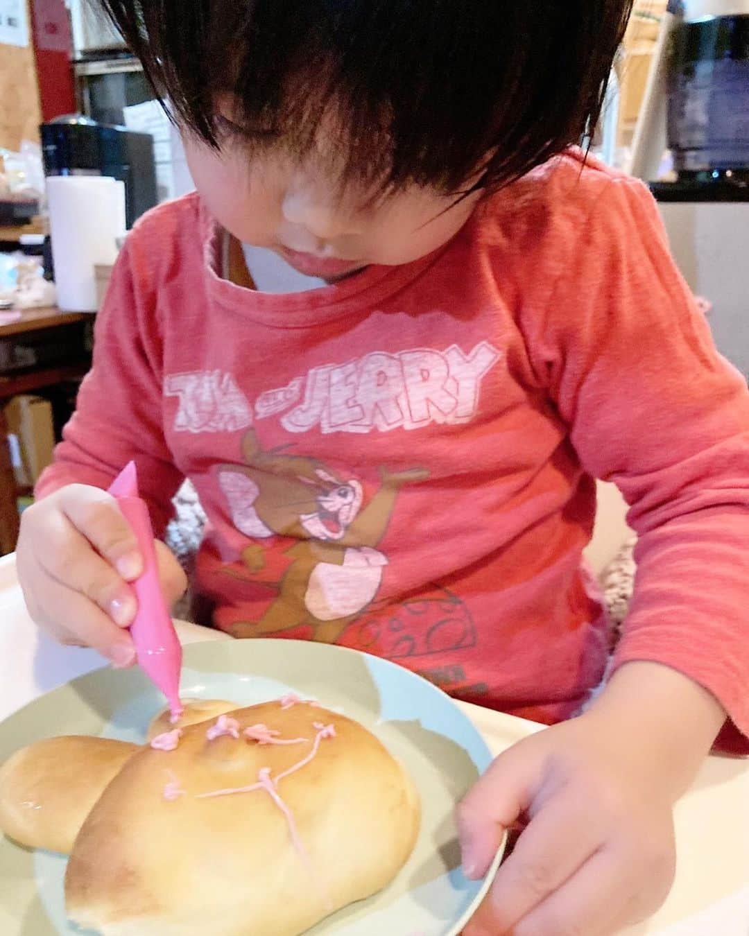 浅田芭路さんのインスタグラム写真 - (浅田芭路Instagram)「. はろげんキッチン👧💗 . げんちゃんとパンを作りました🥐❣️ . #はろげんキッチン #パン作り #はろちゃん #ほっぺにパン生地付いてます #上手にできたね！ #浅田芭路  #スペースクラフト #スペースクラフトジュニア」2月17日 21時07分 - asada_halo__official