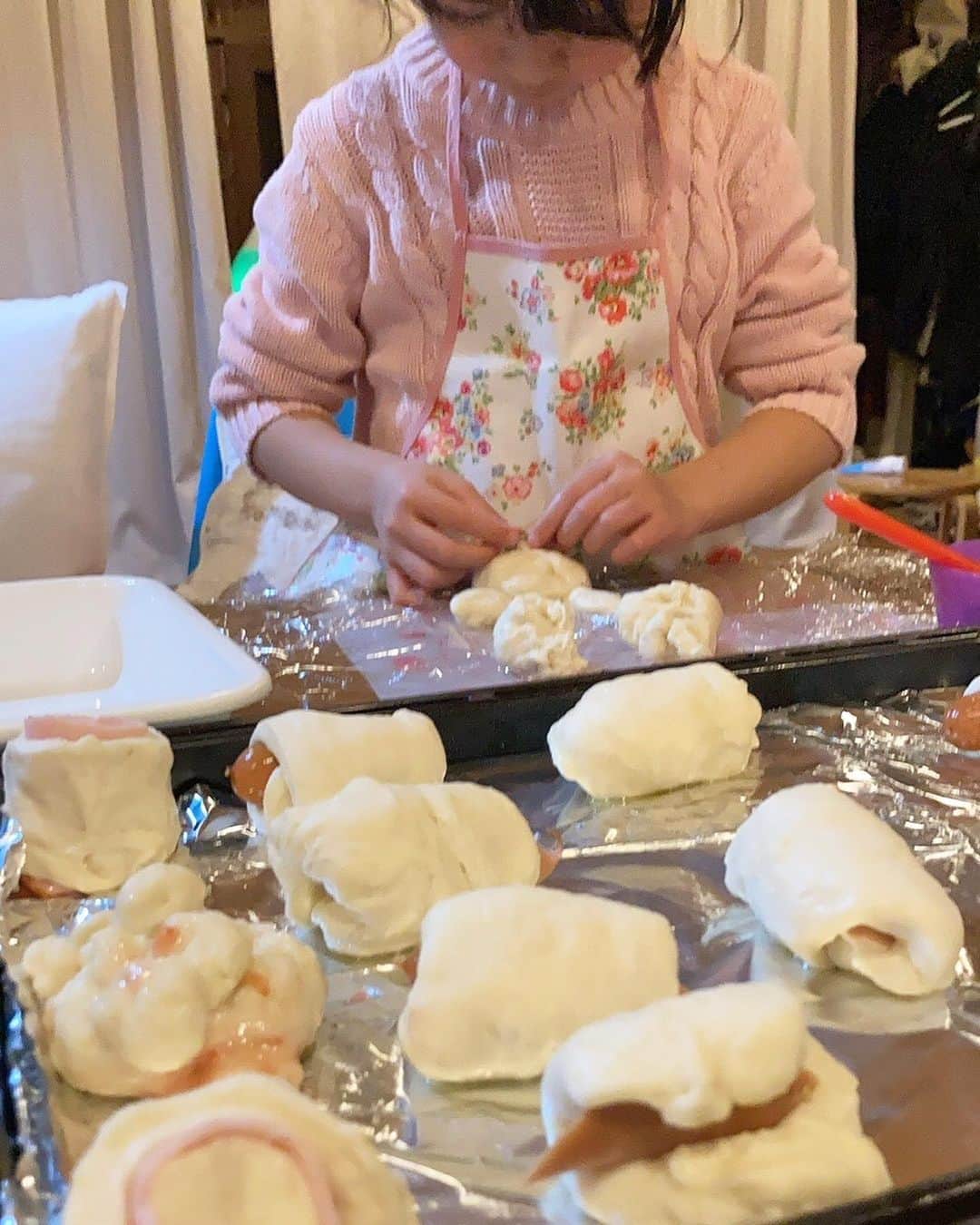 浅田芭路さんのインスタグラム写真 - (浅田芭路Instagram)「. はろげんキッチン👧💗 . げんちゃんとパンを作りました🥐❣️ . #はろげんキッチン #パン作り #はろちゃん #ほっぺにパン生地付いてます #上手にできたね！ #浅田芭路  #スペースクラフト #スペースクラフトジュニア」2月17日 21時07分 - asada_halo__official