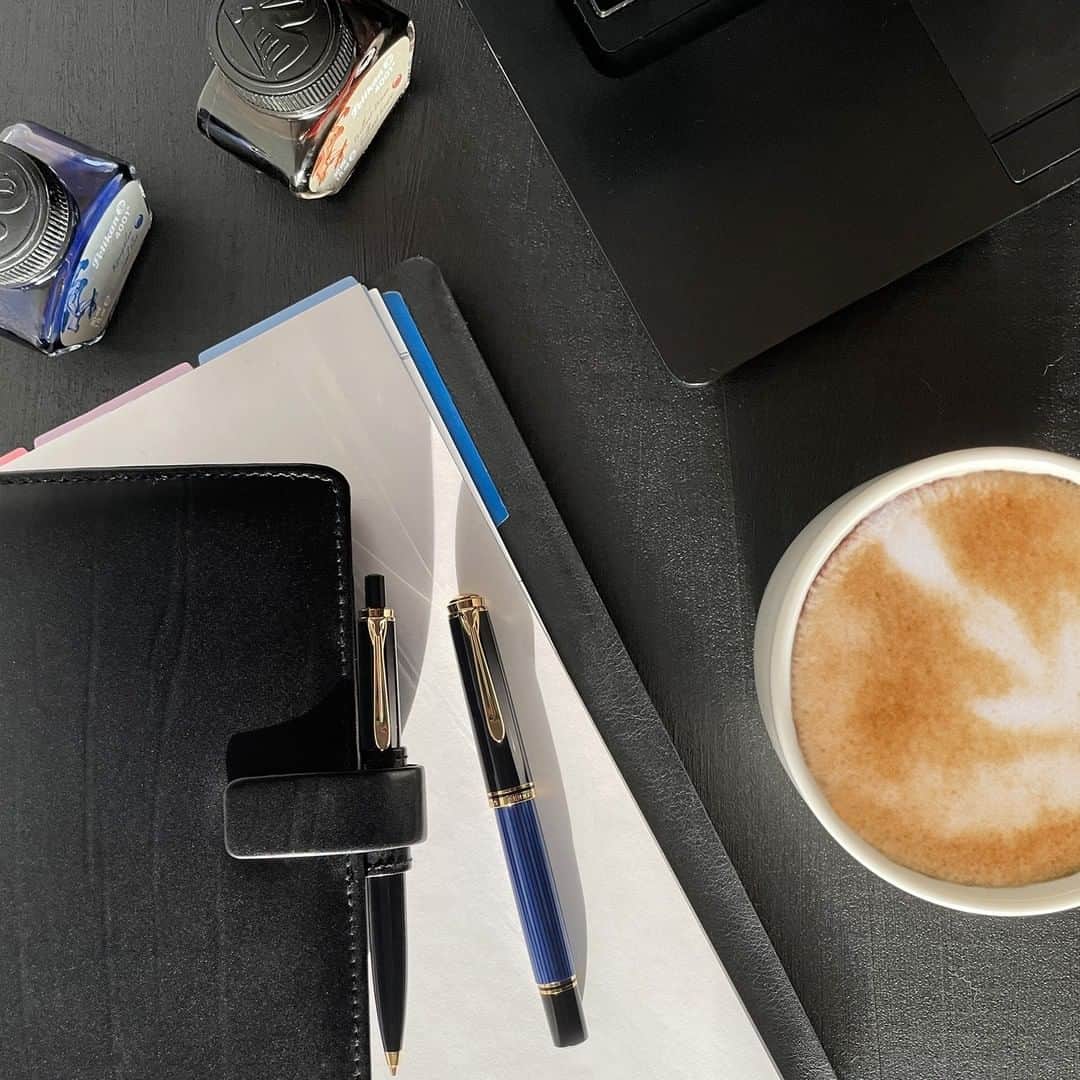 のインスタグラム：「What kind of “must-have-item” accompanies you every time you write? For us it´s a fresh-brewed, hot-steaming cup of coffee! It warms our heart as well as our stomach and makes us quite awake to write for hours. What is your “favorite-must-have-companion” to light up your writer´s creativity? Show us your personal “must-have-item” for writing in a photo and tag us.  #pelikanpassion #pelikanfountainpen」