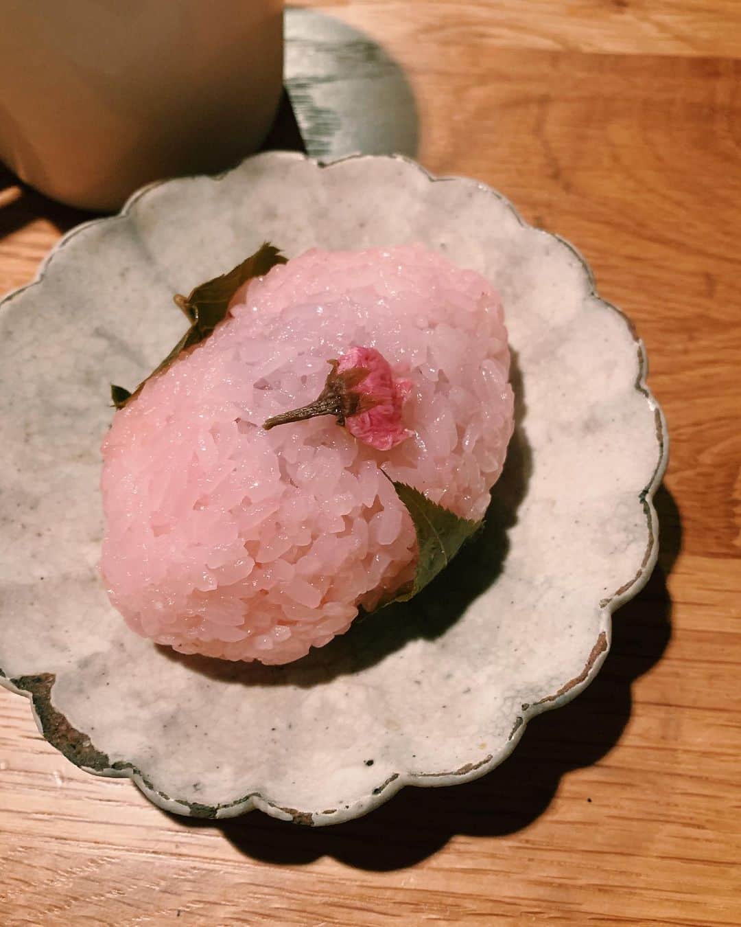 坂本美雨さんのインスタグラム写真 - (坂本美雨Instagram)「半蔵門が誇る甘味処「おかめ」の桜おはぎの季節がやってきた…！🌸 ディアフレンズ10年目ということは、ここも通って10年になるんだなぁ。なまこも今年は“あまじょっぱさ”の魅力がわかるようになったようで、味覚の階段登った。 #Uberもやってるよ #甘味おかめ」2月17日 21時11分 - miu_sakamoto