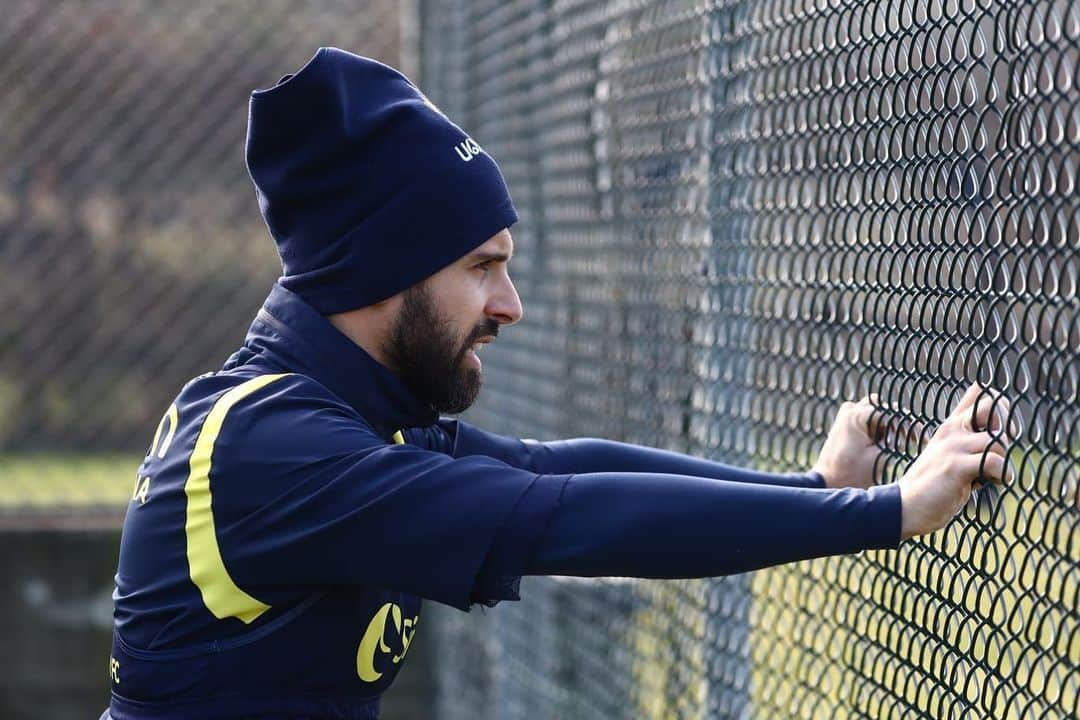 ミゲル・ヴェローゾのインスタグラム：「Con lo sguardo verso la prossima sfida! ⚽️ #focus #ForzaHellas @hellasveronafc」