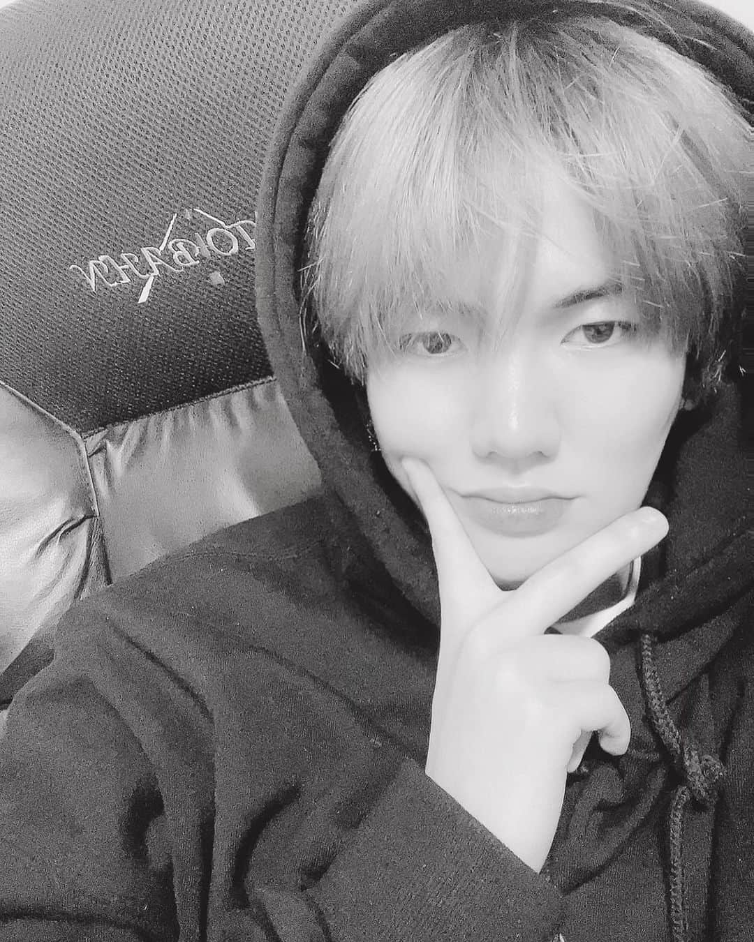 UP10TIONのインスタグラム：「selfie✌️ #업텐션 #환희」