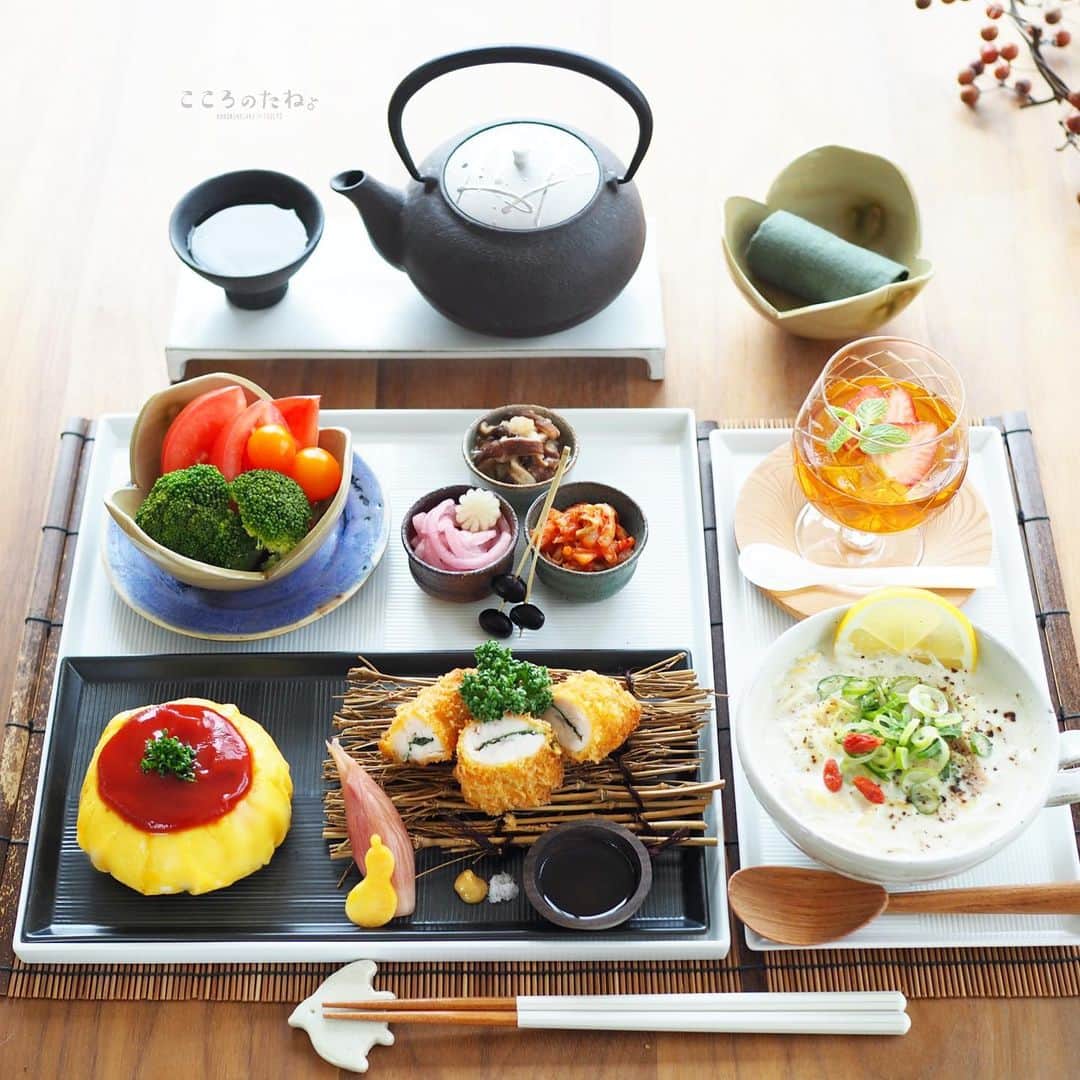 こころのたねのインスタグラム：「❁.*⋆✧°.*⋆✧❁﻿ 寄せて集めて〜﻿ 今日のお昼ごはん🥢﻿ ﻿ 【お品書き】﻿ ✧オムそば﻿ ✧ささみ大葉フライ﻿ ✧しいたけのごまポンみぞれ和え﻿ ✧黒豆のあっさり煮﻿ ✧赤玉ねぎのマリネ﻿ ✧甘酢漬け（みょうが・黄にんじん・大根）﻿ ✧白菜キムチ﻿ ✧トマトとブロッコリーのサラダ﻿ ✧ベーコンとマカロニの豆乳スープ📝﻿ ✧ほうじ茶ゼリー・いちご添え﻿ ✧煎茶﻿ ﻿ ﻿ 【ベーコンとマカロニの豆乳スープ】は、﻿ 具材を器に入れる▶︎レンチン▶︎トッピング で完成✨﻿ ﻿ 朝ごはんにもピッタリの簡単即席スープです🥄﻿ 冷蔵庫に余った食材で代用しても◎﻿ ﻿ 📝レシピは、たち吉様の公式サイトにて公開中です。﻿ 器詳細と併せて @tachikichi_kyoto のプロフィールのURLから チェックしてみてください✨﻿ （@kokoronotane ストーリー&ハイライト🔗からも飛べます✈︎）﻿ ﻿ たち吉 様 ×こころのたね。タイアップ投稿中✧﻿ ﻿ ﻿ ----------﻿ Amebaブログ・LINEブログ更新しました--✏︎﻿ @kokoronotane﻿ ﻿ 今日は風が強くて🤧激寒ですね〜﻿ 暖かくしておやすみなさーい🌙﻿ ❁.*⋆✧°.*⋆✧°.*⋆✧❁✧°.*⋆✧°.*⋆✧°❁」