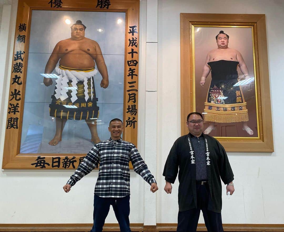 平山ユージさんのインスタグラム写真 - (平山ユージInstagram)「I took a picture with former sumo wrestler(Turugitake) . The photo which is on his background it is himself Turugitake💪🏼 My back ground photo is Yokozuna Musashimaru. I feel sympathy...I don’t know why...face maybe 🤔 or size of my body 🤣🤣  今日は楽しい人生を送られている方々と沢山お会いしました。小鹿野町主催のモニタリングツアー初日は宮本の湯で小鹿野町の魅力であるクライミングについて講演させて頂きました。  宮本の湯オーナーである元力士の剣武@miyamotoke_owner とツーショット💪🏼💪🏼  食事は地元食材中心の絶品宿、最高のおもてなしに元力士の剣武の優しいトークも癒されます。  ラストの写真は二子山と二子山部屋力士😆😆  さー、明日も頑張ろう🙌🏻🙌🏻  @ogano_town  @miyamotoke_owner  @oganoclimbing  #oganoic #ogano #小鹿野町 #剣武　#宮本の湯 #二子山部屋 #前ちゃん#柴やん」2月17日 21時16分 - yuji_hirayama_stonerider