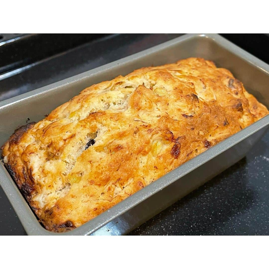 粕谷奈美さんのインスタグラム写真 - (粕谷奈美Instagram)「よく作るバナナパン🍞 一般的な小麦よりも#グルテンレス で栄養価の高い#スペルト小麦 、#ココナッツオイル や#アカシア蜂蜜 、バナナとレーズンで砂糖不使用でも自然な甘さにしています✨ 出来ればグルテンフリーしたいけどパンは大好きだし…と、辿り着いた先が味も栄養価も素晴らしいスペルト小麦😍 オススメです👍🏻 #パン好き#グルテンレス #cooking#lovebread」2月17日 21時19分 - nami_kasuya